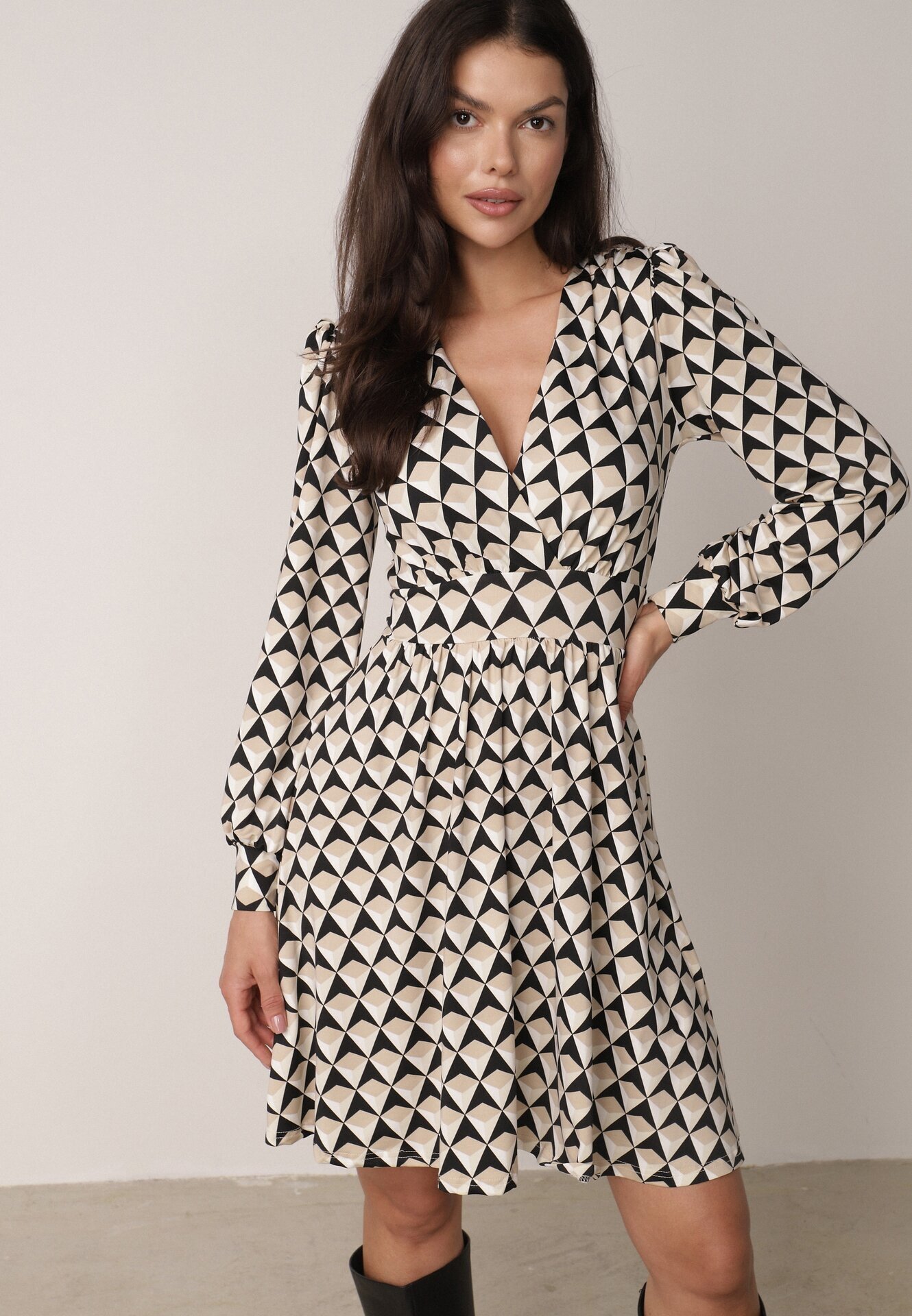 by swan Rochie Mini Bej cu Decolteu tip petrecut Kiyani