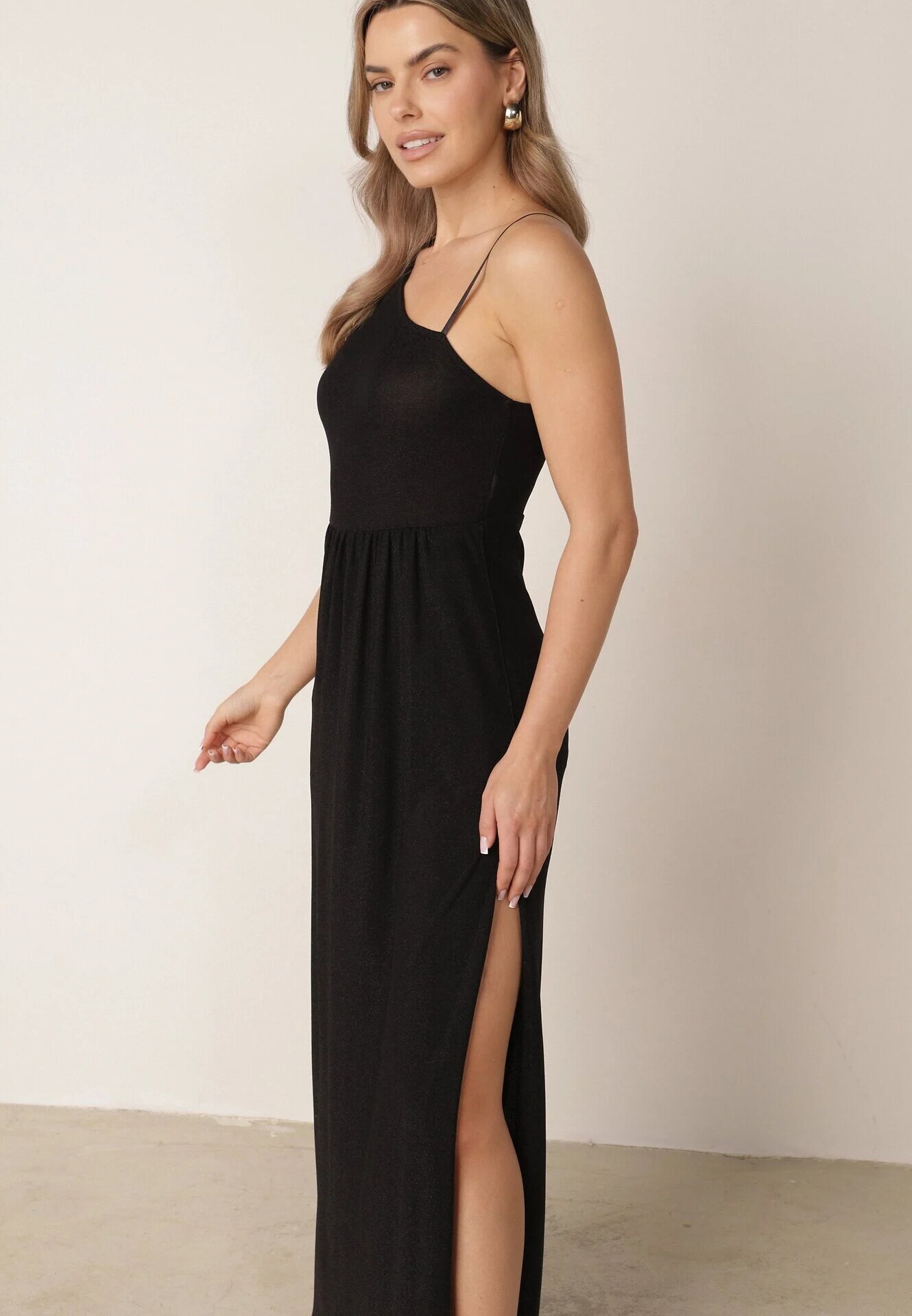 by swan Rochie Neagră Asimetrică Maxi cu Tiv Evazat și Decolteu cu Sclipici Acaisa