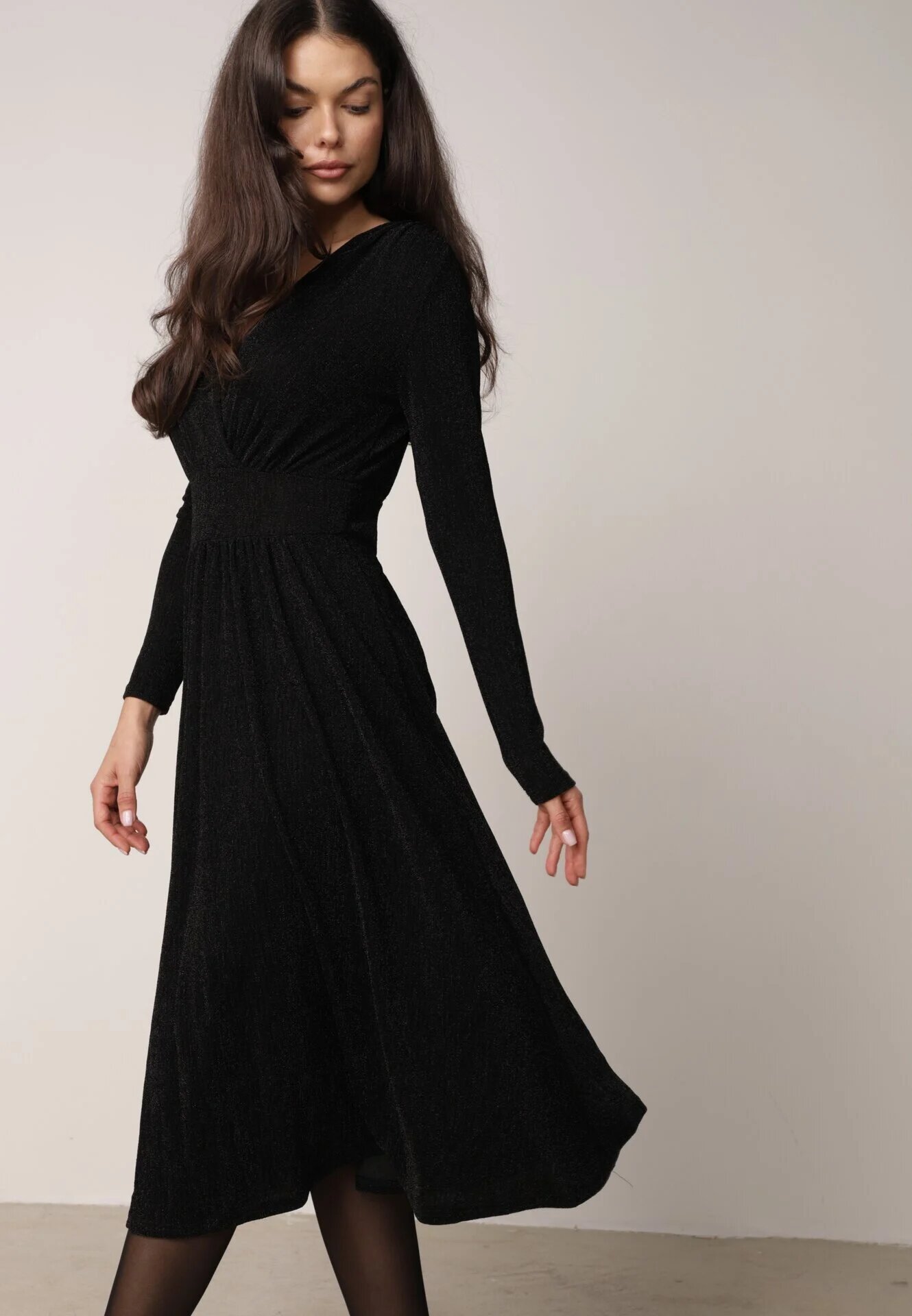 by swan Rochie neagră cambrată cu viscoză cu croială evazată decorată cu fir metalic Mesinae