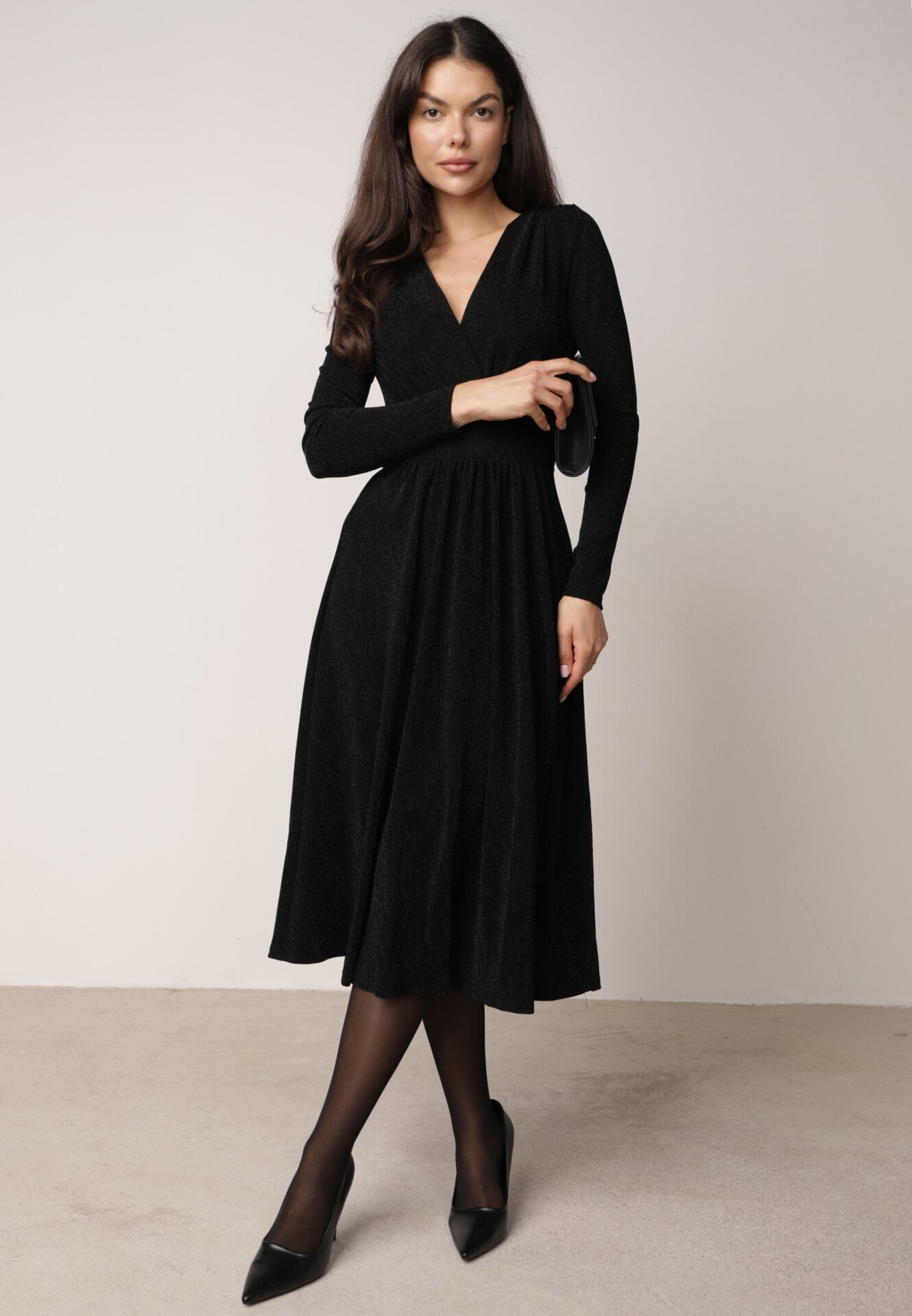 by swan Rochie neagră cambrată cu viscoză cu croială evazată decorată cu fir metalic Mesinae