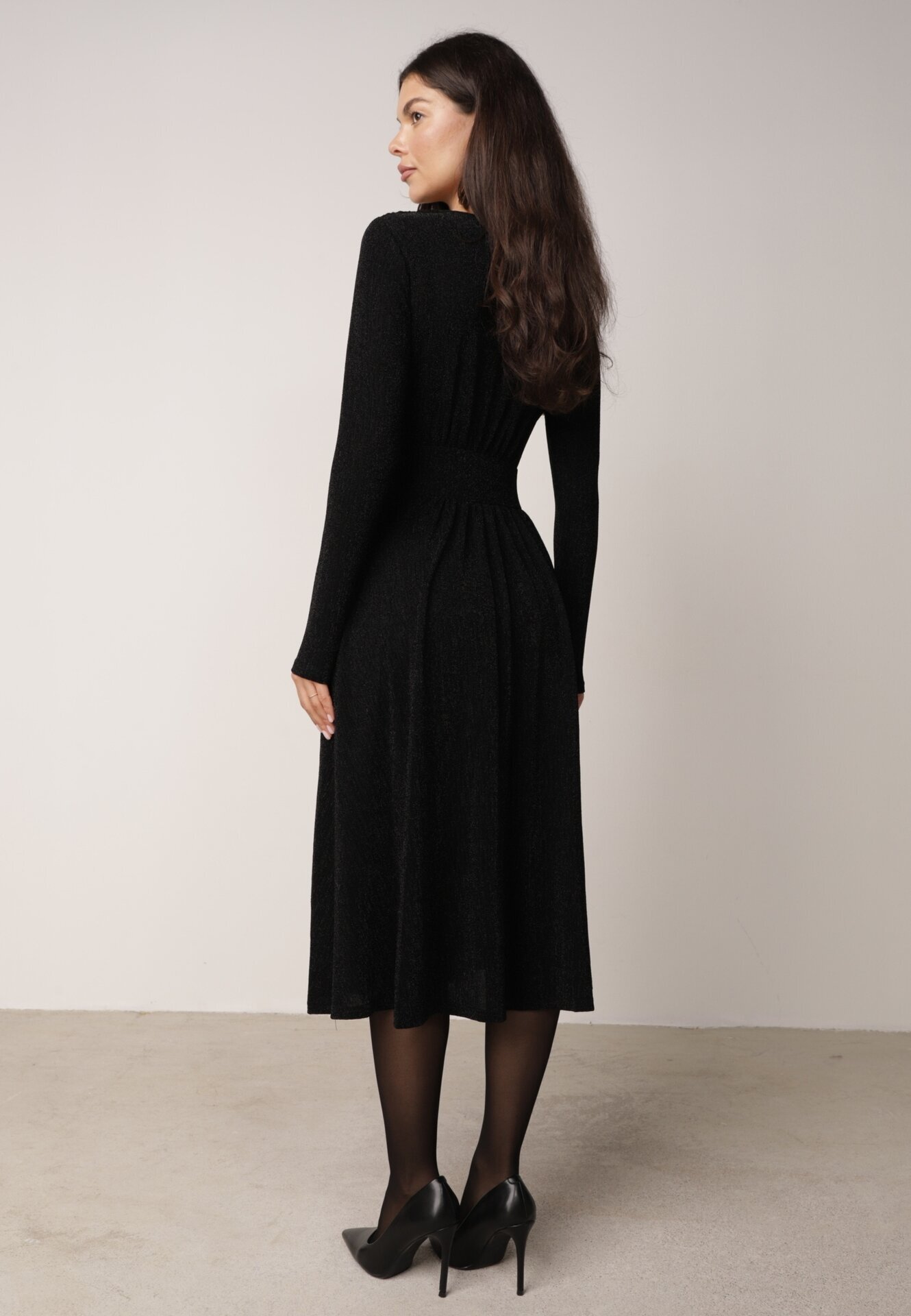by swan Rochie neagră cambrată cu viscoză cu croială evazată decorată cu fir metalic Mesinae
