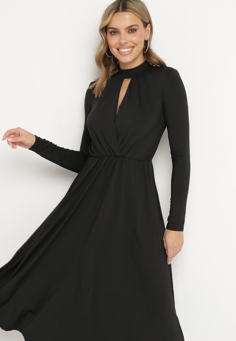 by swan Rochie neagră evazată cu decupaj decorativ și cu linia umerilor întărită Rivfedi