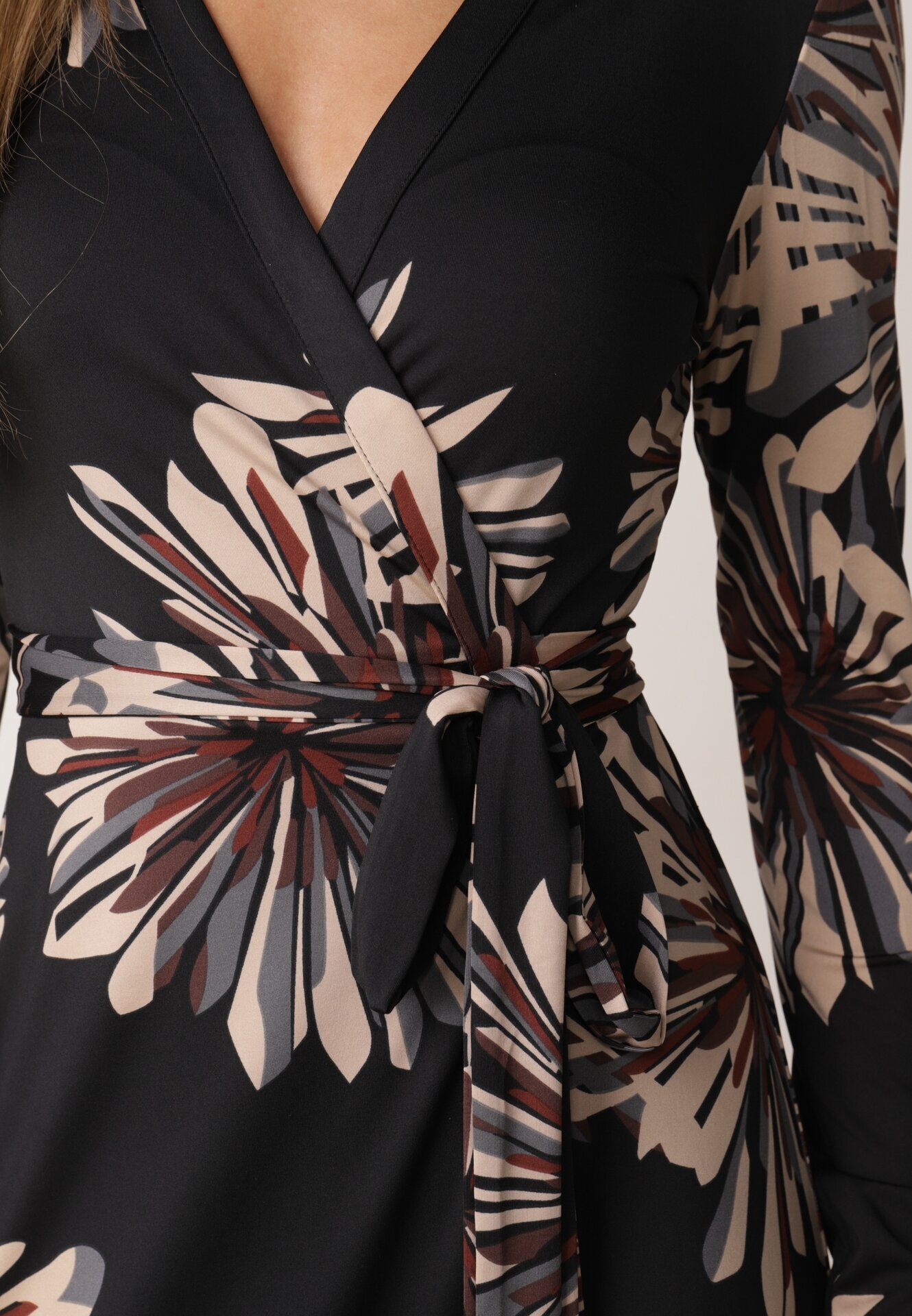 by swan Rochie petrecută din vâscoză cu imprimeu floral Guinesa Neagră