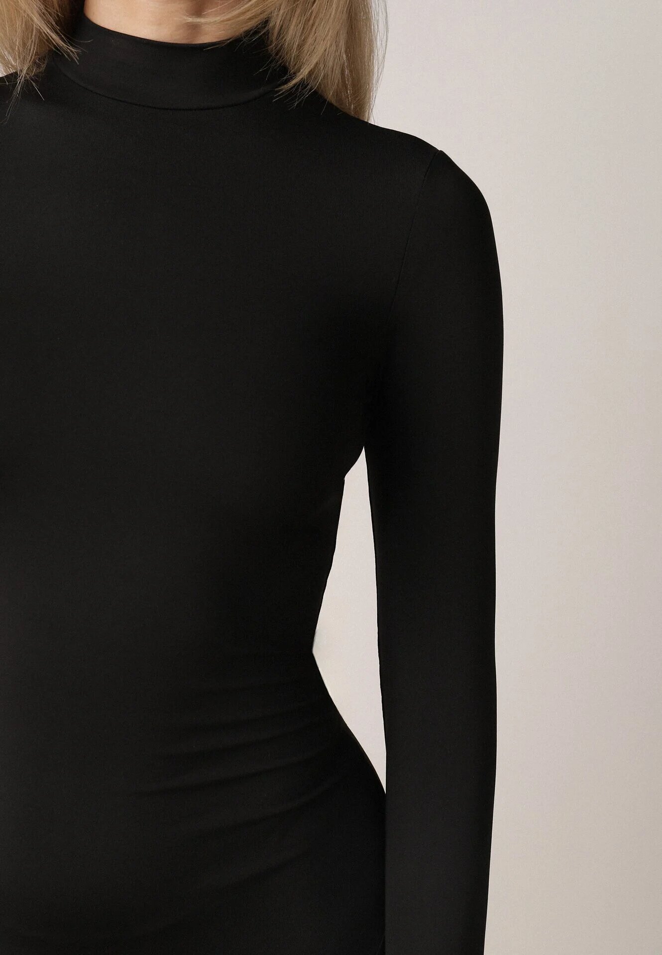 by swan Rochie Taliată Neagră De Cocktail cu Viscoză și Guler semi-înalt Zozelira