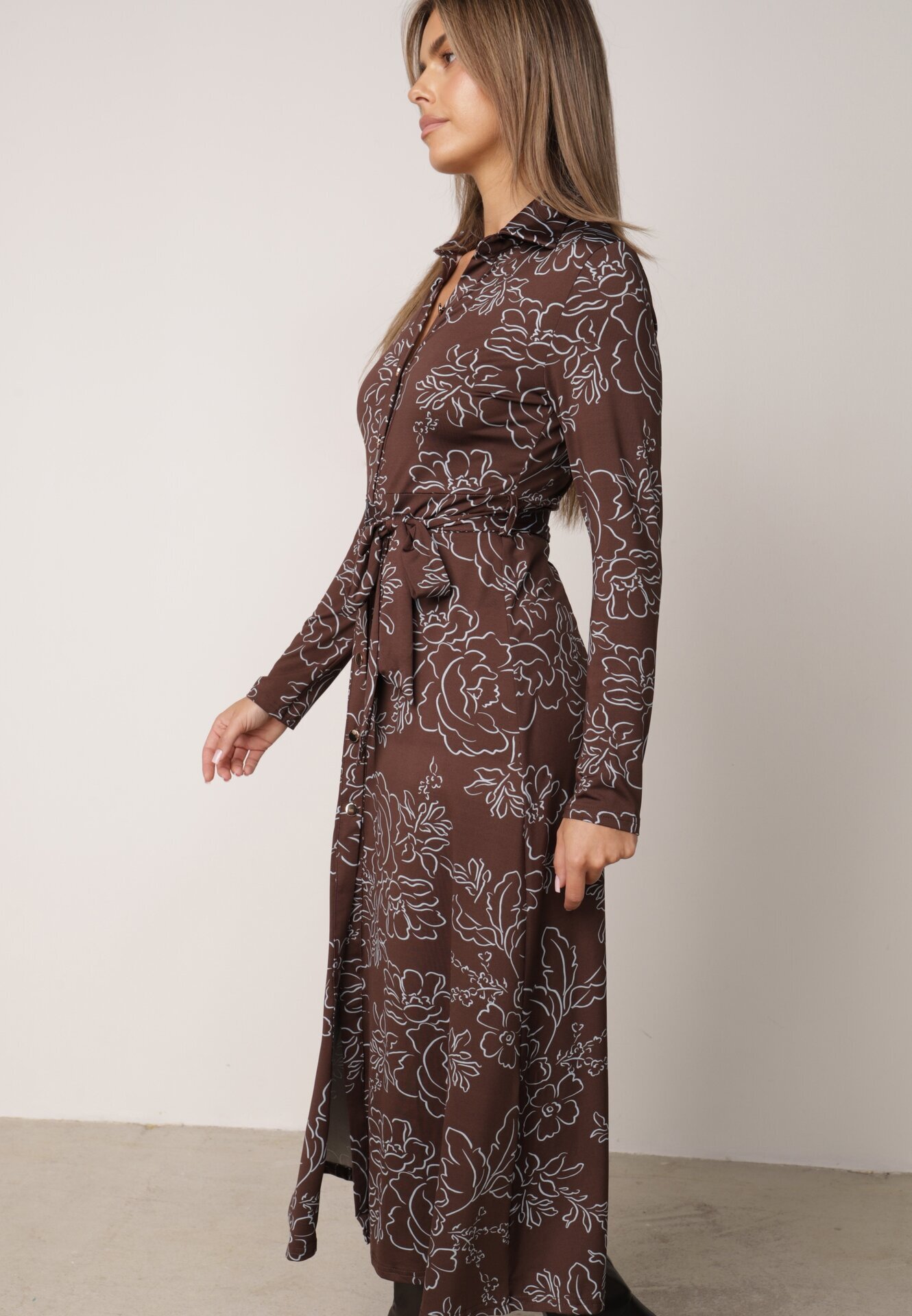 by swan Rochie tip cămașă din vâscoză cu flori și curea Harvina Maro