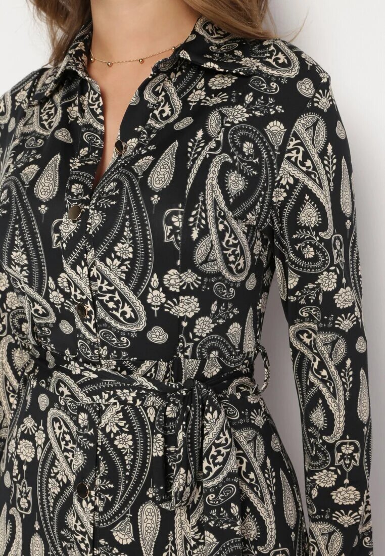 by swan Rochie tip cămașă maxi neagră cu cordon legat și model Paisley Biurtte