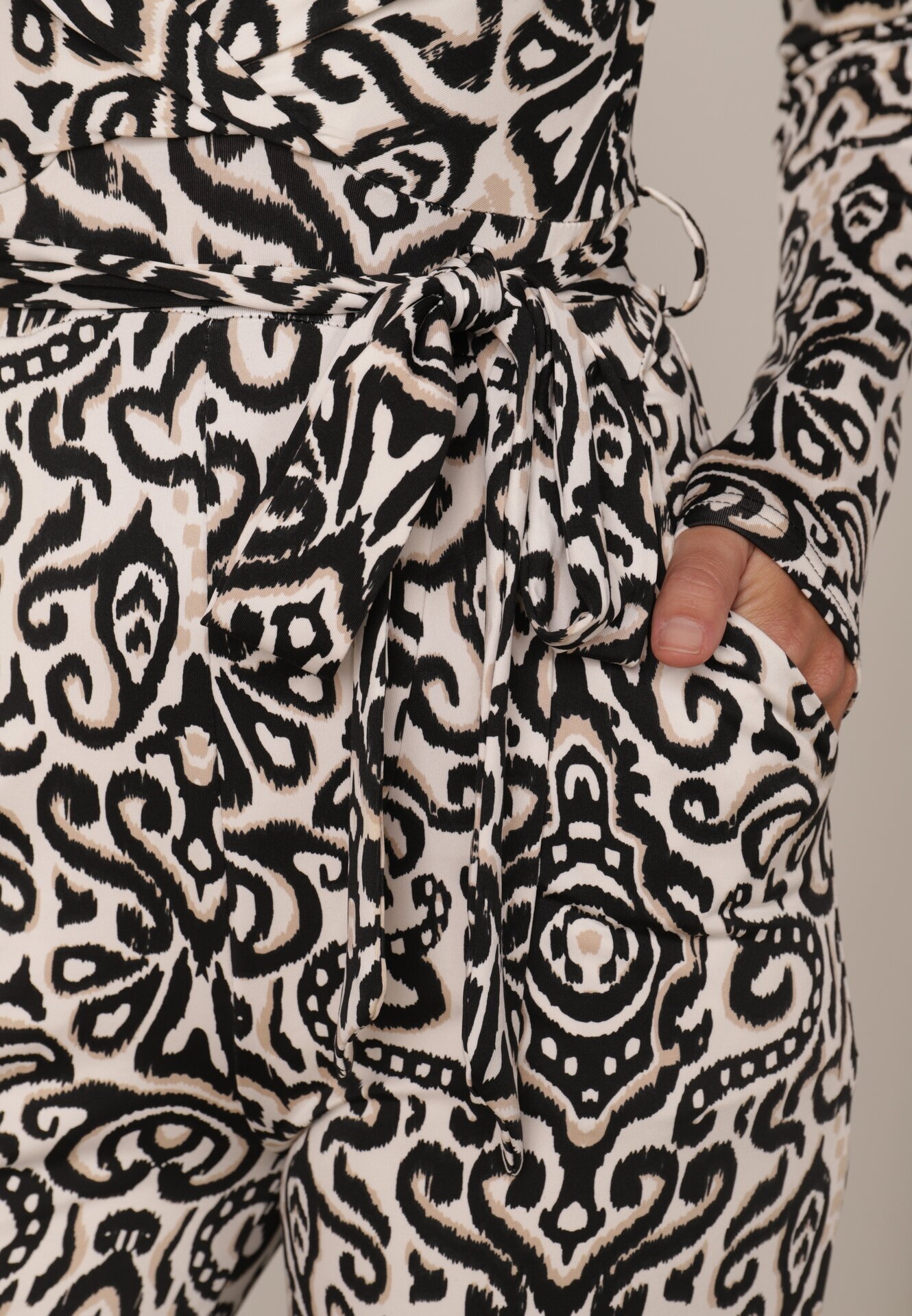 by swan Salopetă Alb-Negru cu Model Ornamental și cu Centură din Material Nireti