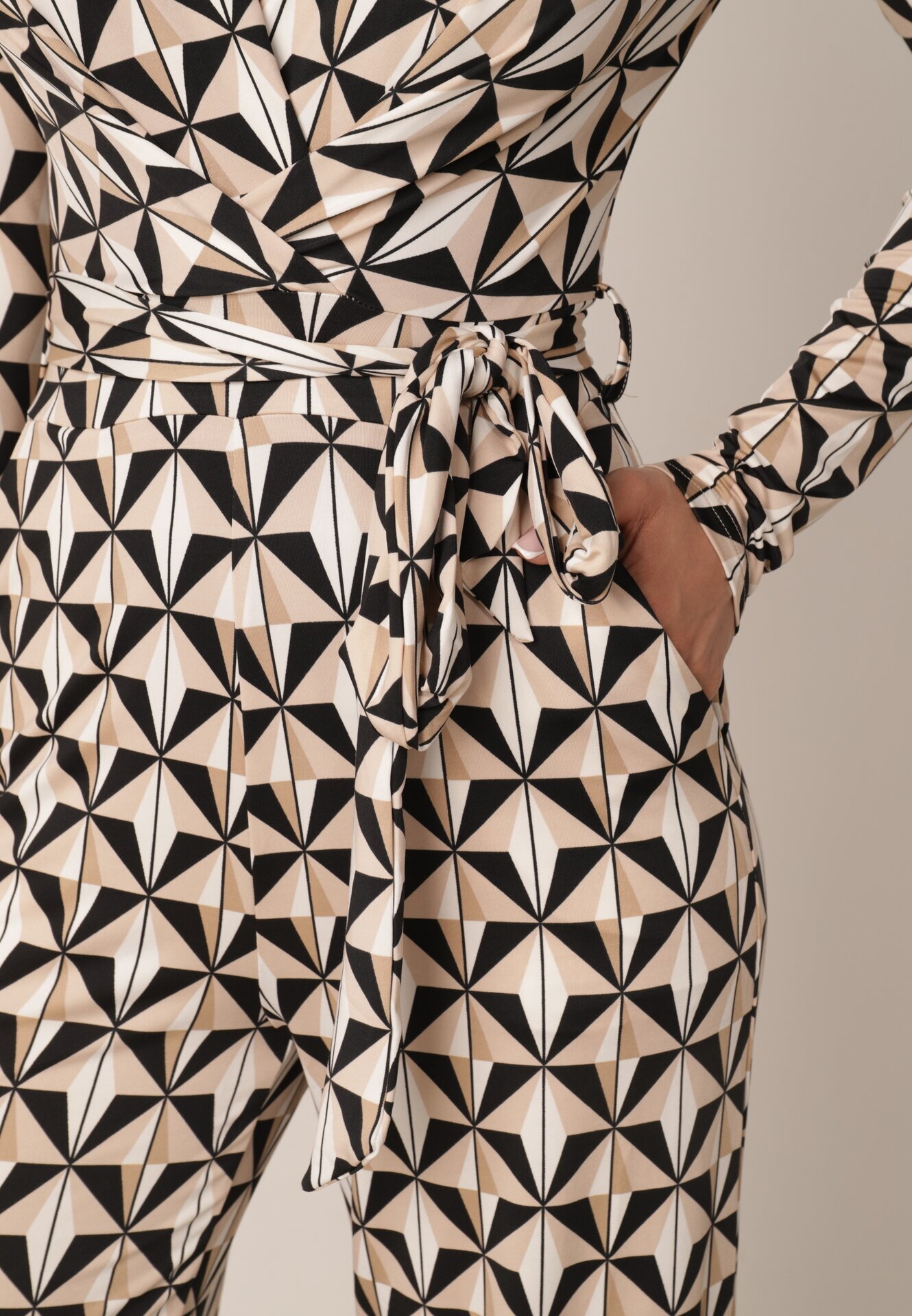 by swan Salopetă Bej-Negru Cambrată cu Imprimeu Geometric și Cordon din Material Lirasea