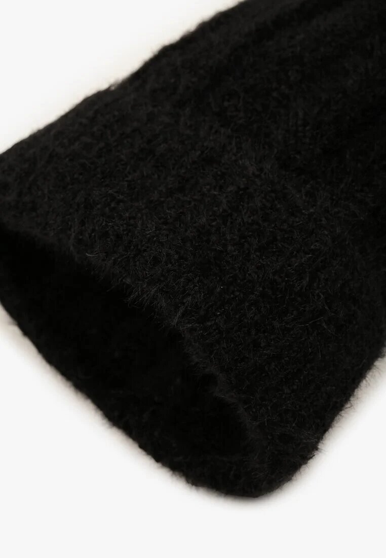  Căciulă Neagră cu Material Striat cu Pompon Vamieska
