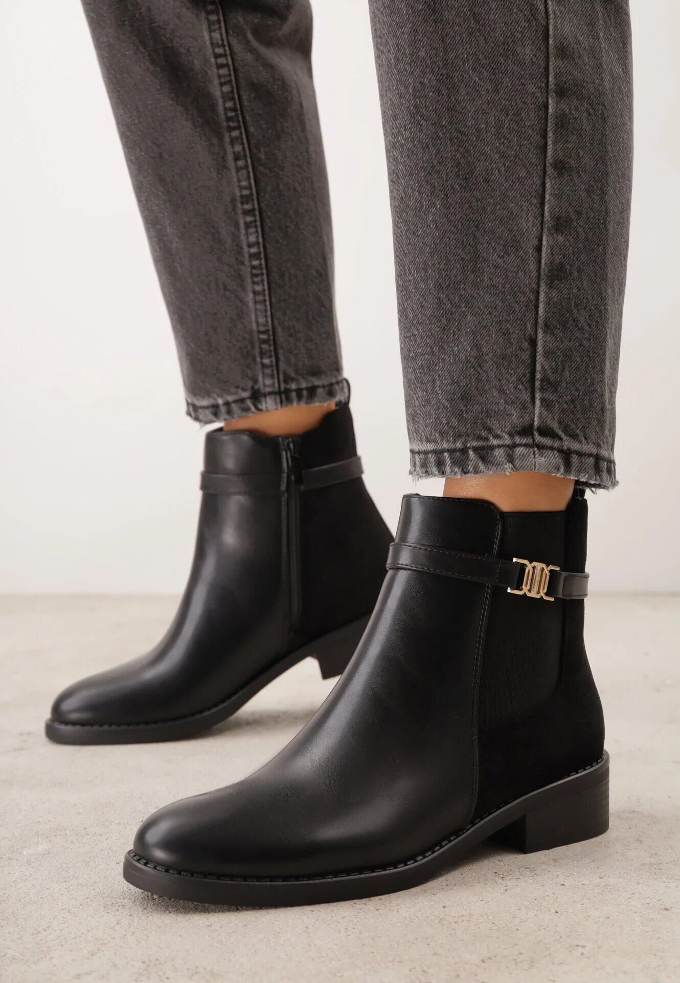 c'm paris Botine elegante în stil Chelsea cu toc plat și aplicație metalică Calenya Negre