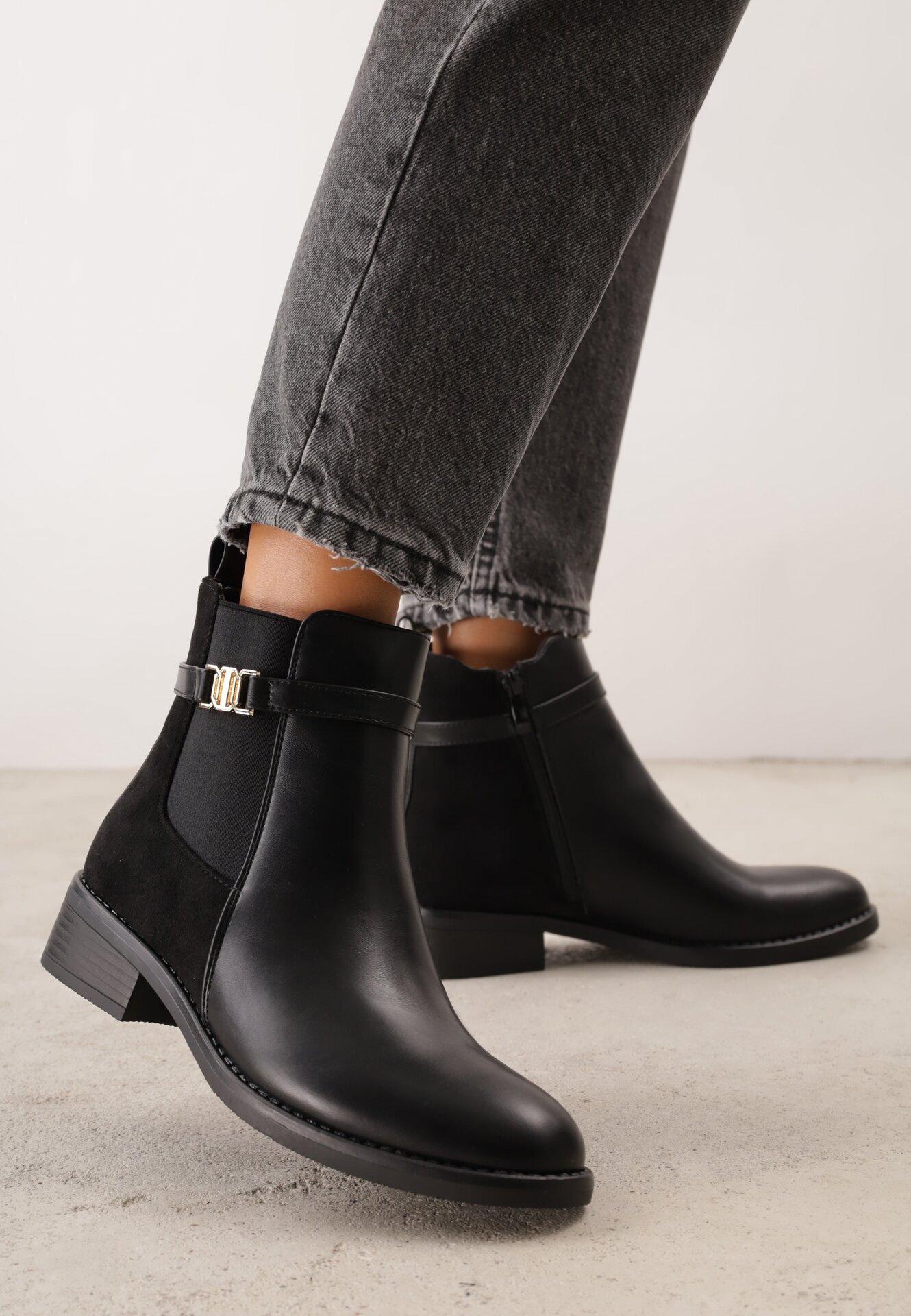 c'm paris Botine elegante în stil Chelsea cu toc plat și aplicație metalică Calenya Negre