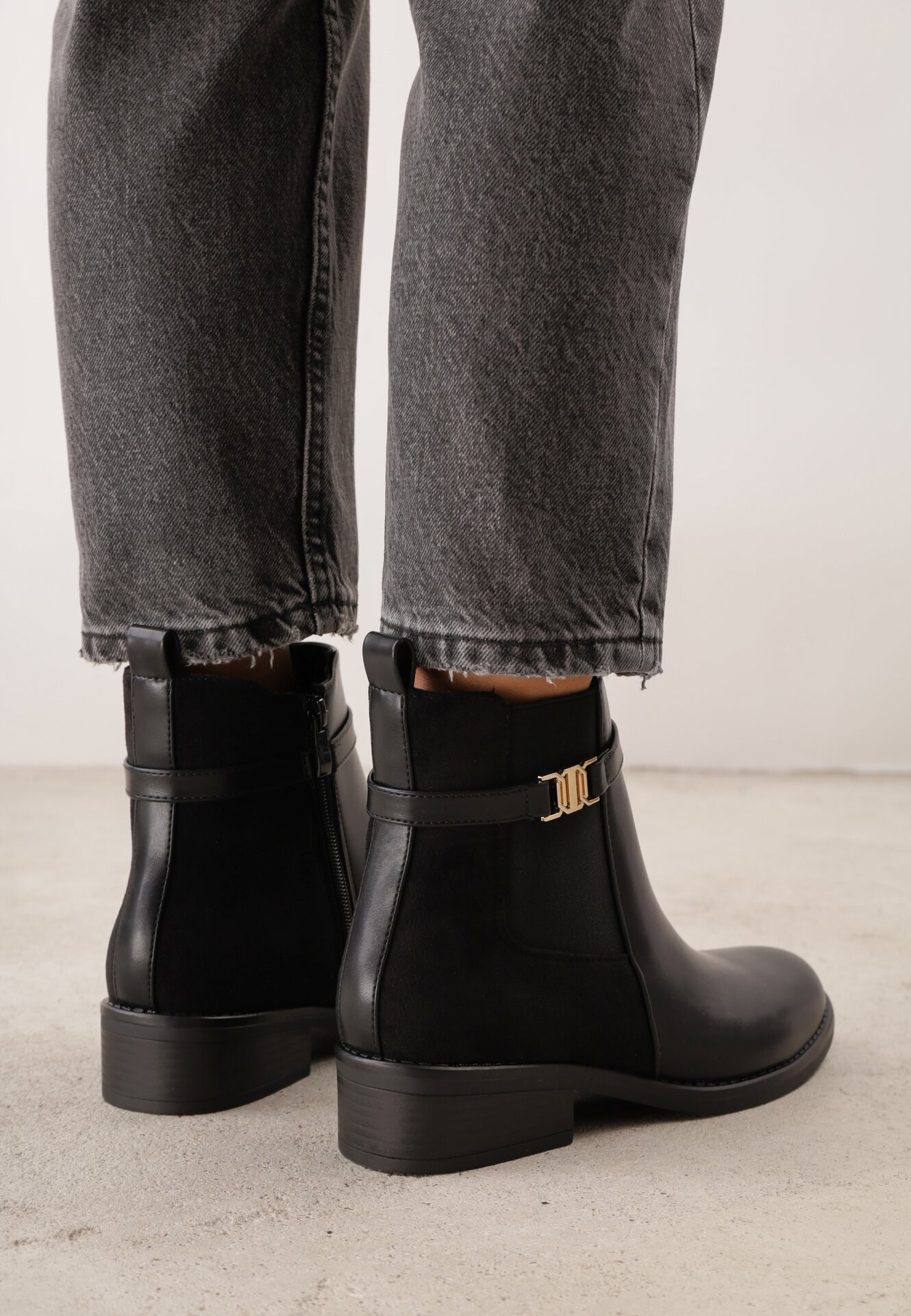 c'm paris Botine elegante în stil Chelsea cu toc plat și aplicație metalică Calenya Negre