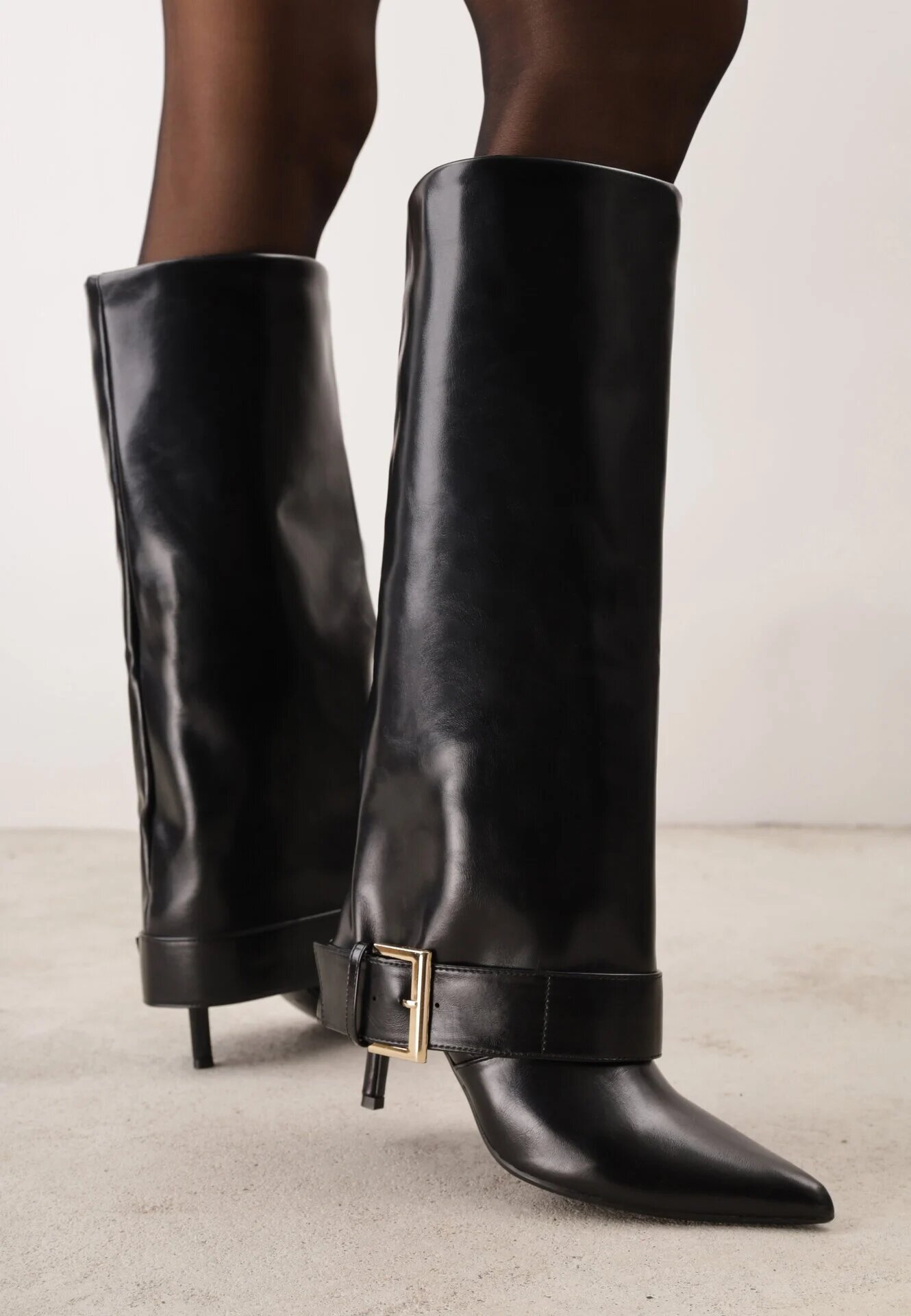 c'm paris Cizme cu toc stiletto și carâmb care imită o crac de pantaloni cu cataramă decorativă Hemata Negre