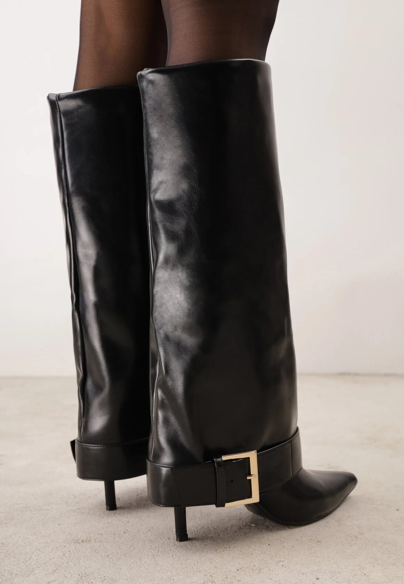 c'm paris Cizme cu toc stiletto și carâmb care imită o crac de pantaloni cu cataramă decorativă Hemata Negre