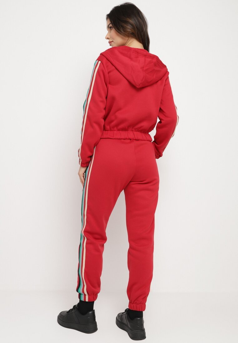  Compleu Trening Roșu Decorat cu Lampas Colorat Pantaloni și Bluză cu Glugă Neviantha