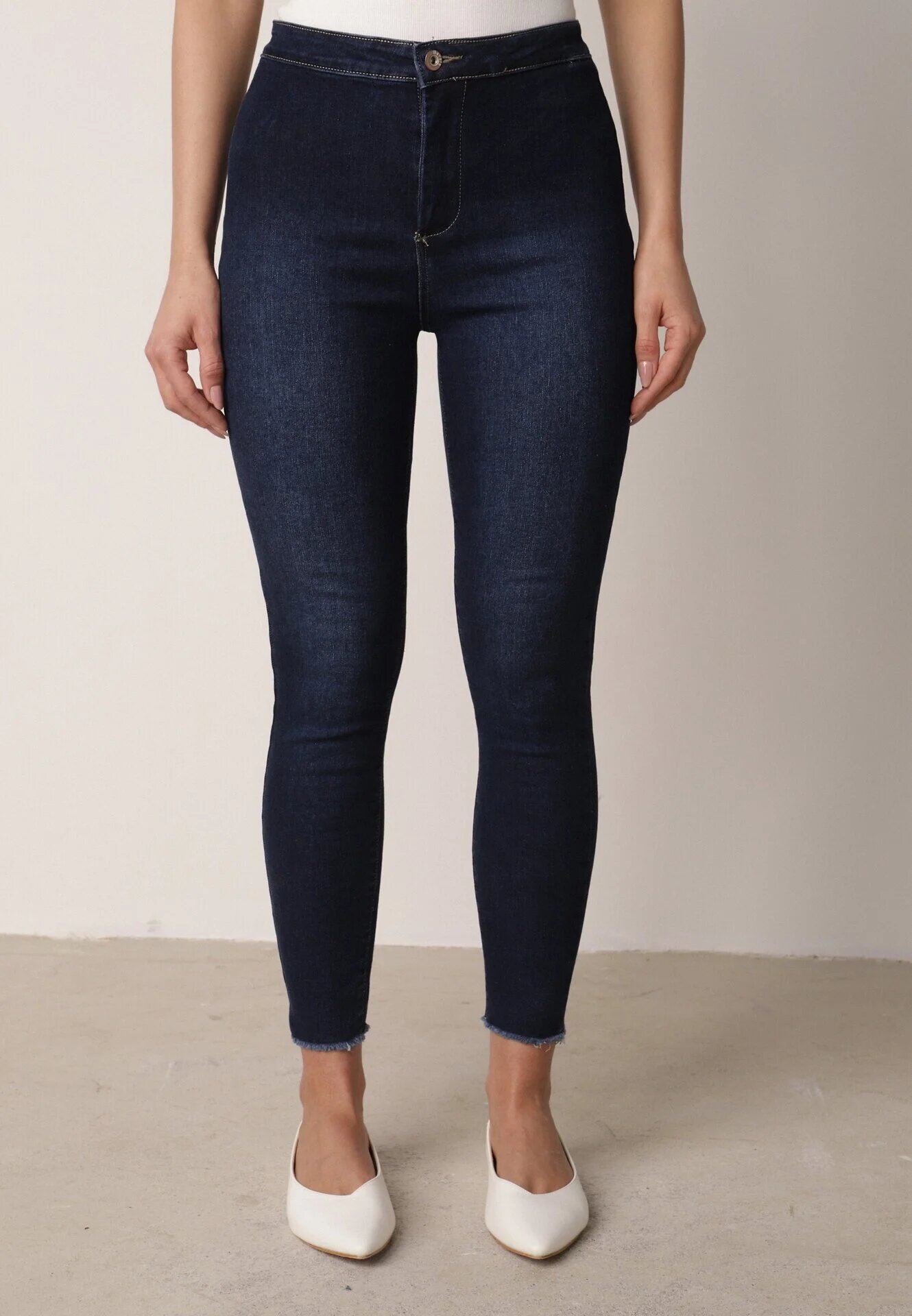 daysie Jeans albaștri skinny cu tivuri franjurate Nogoi