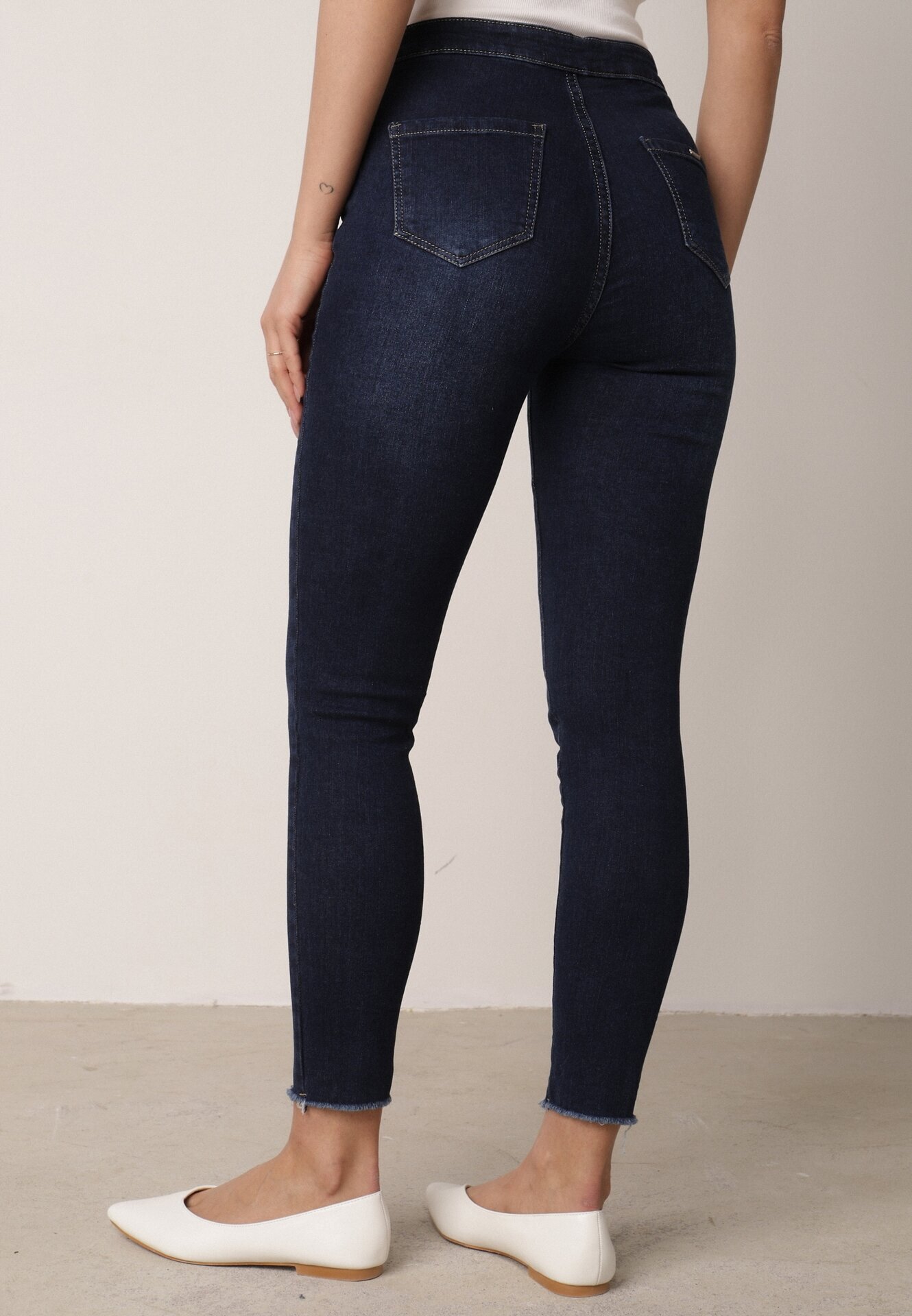 daysie Jeans albaștri skinny cu tivuri franjurate Nogoi