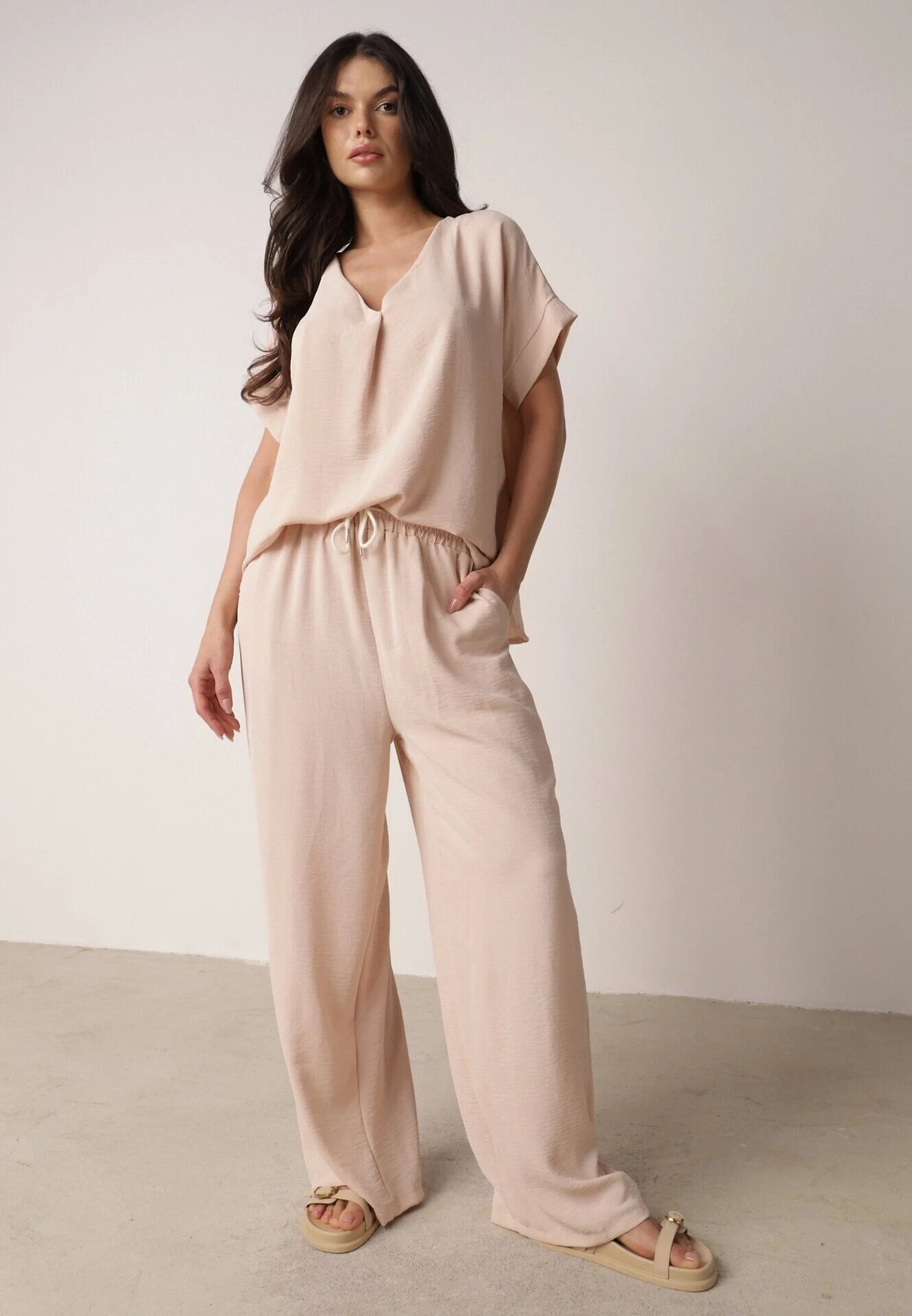 defox Compleu bej deschis din Viscoză Tricou cu mânecă scurtă și Pantaloni largi cu elastic cu buzunare Efraline