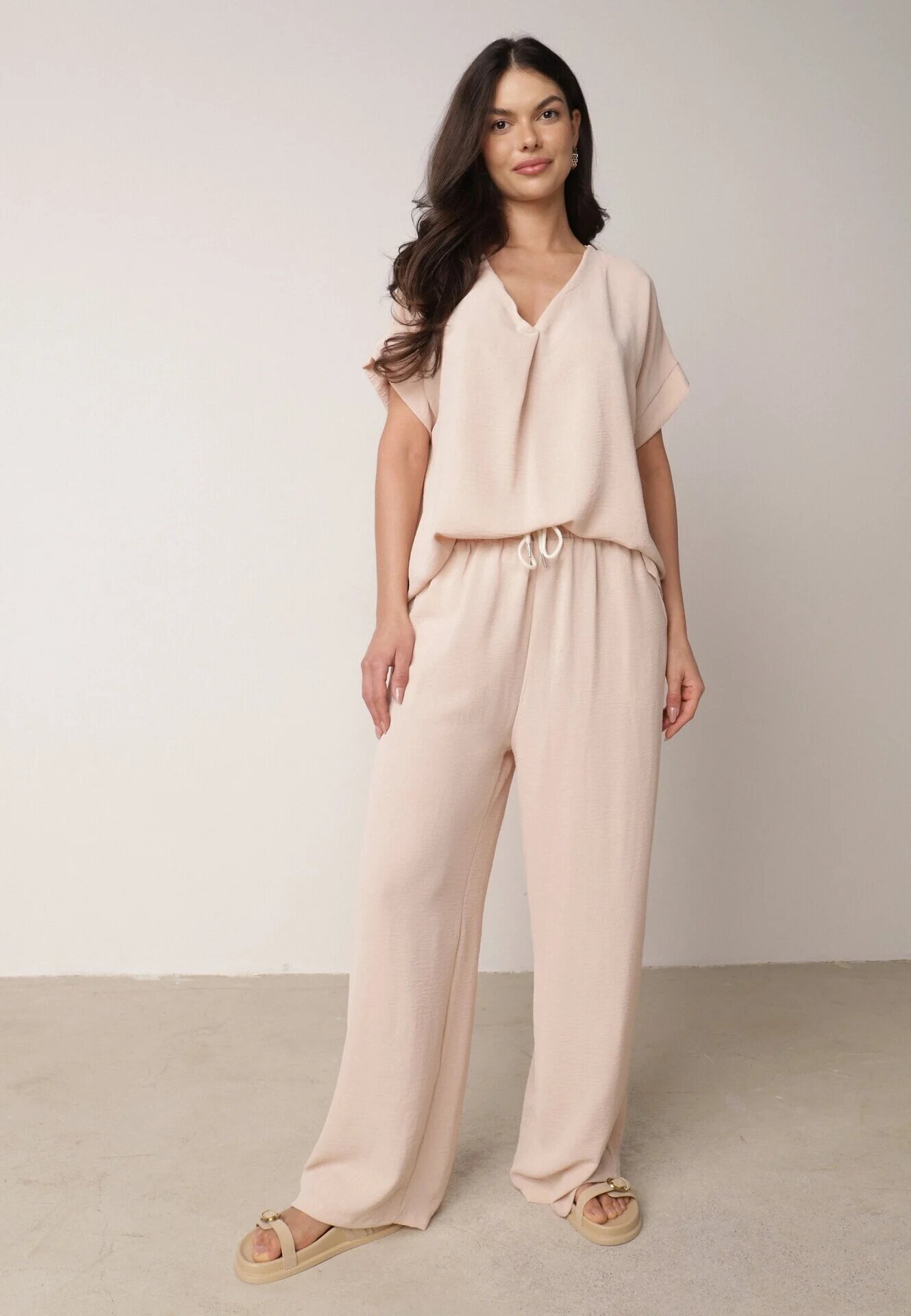 defox Compleu bej deschis din Viscoză Tricou cu mânecă scurtă și Pantaloni largi cu elastic cu buzunare Efraline