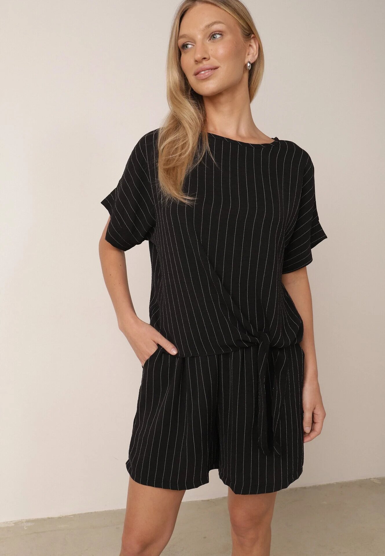 defox Compleu de vară în dungi bogat în vâscoză bluză cu tip cravată și pantaloni scurți Mazhola Negru
