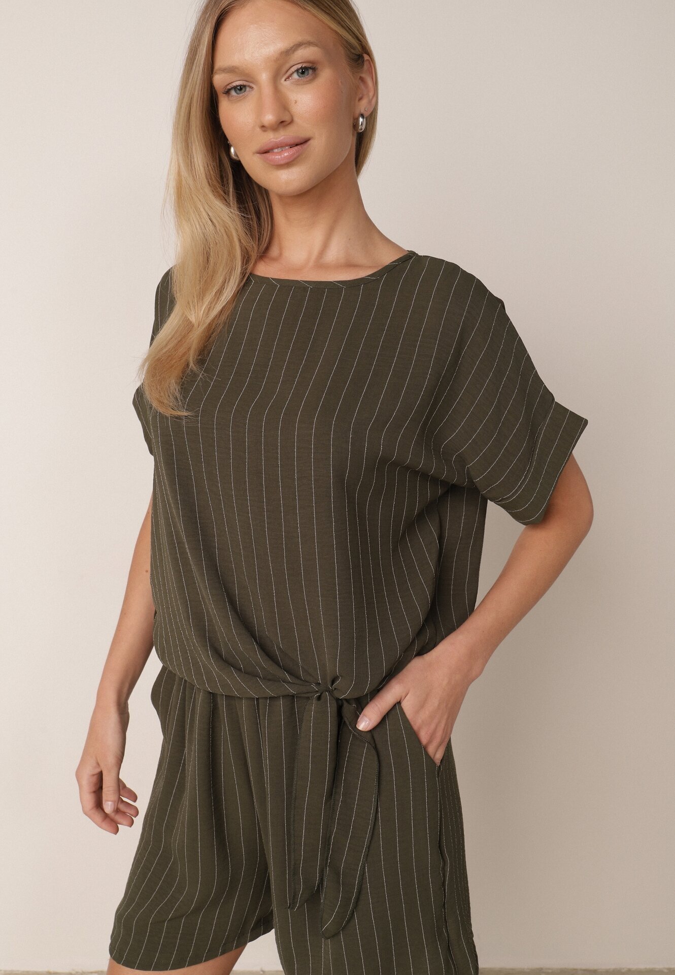 defox Compleu de vară în dungi bogat în vâscoză bluză cu tip cravată și pantaloni scurți Mazhola Verde închis