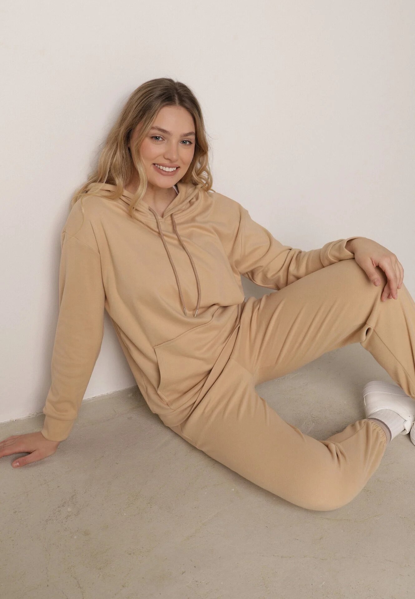 defox Compleu Trening Bej închis Bluză cu glugă și cu buzunar tip cangur și Pantaloni Liriela