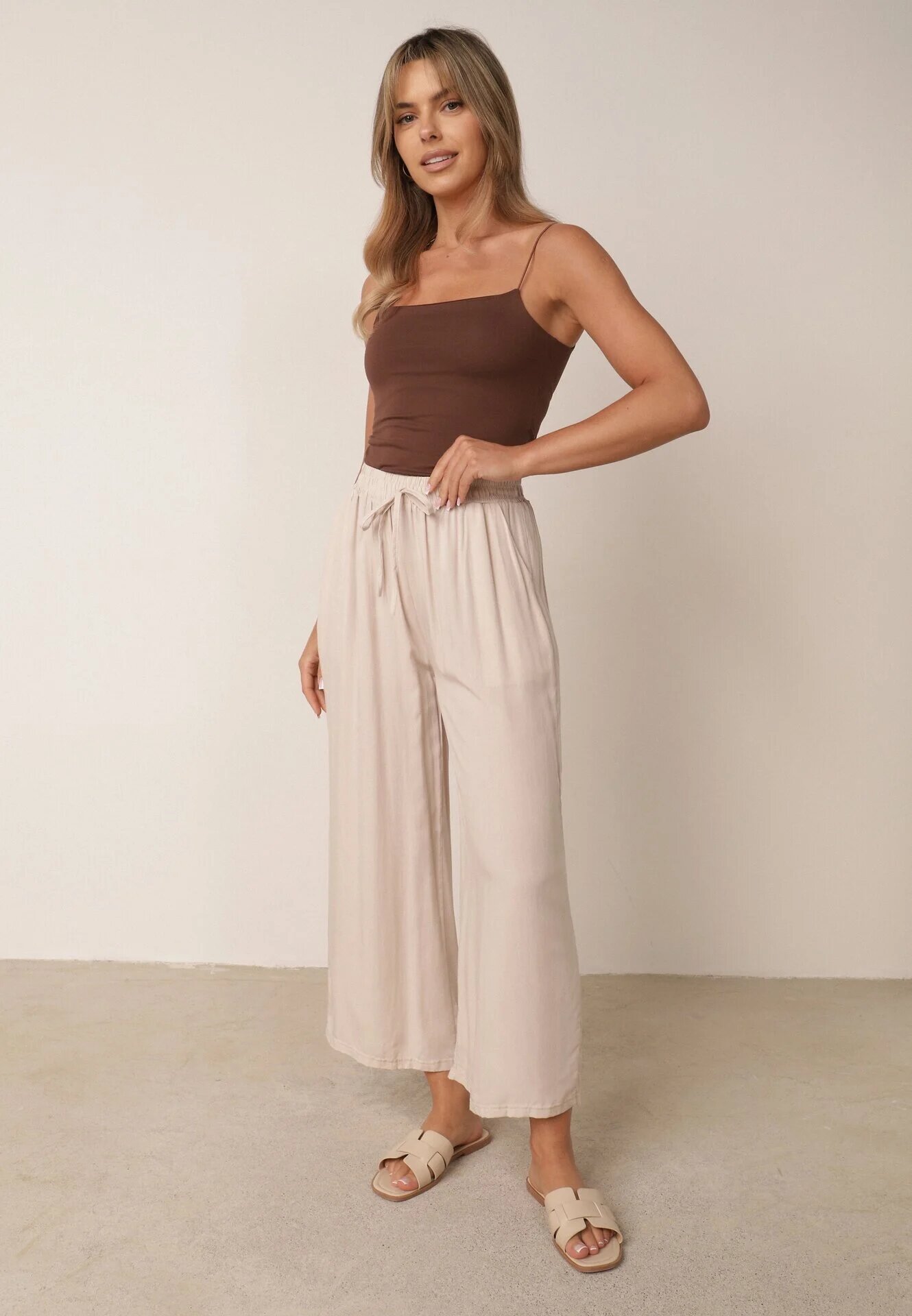 defox Pantaloni bej deschis din bumbac cu picioare largi Palazzo cu elastic în talie Nesira