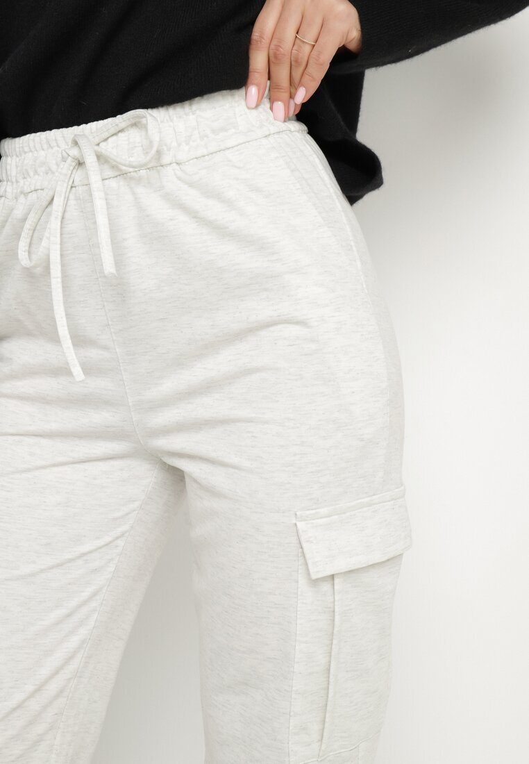 defox Pantaloni gri deschis din bumbac cu elastic în talie și cu buzunare aplicate Selpa