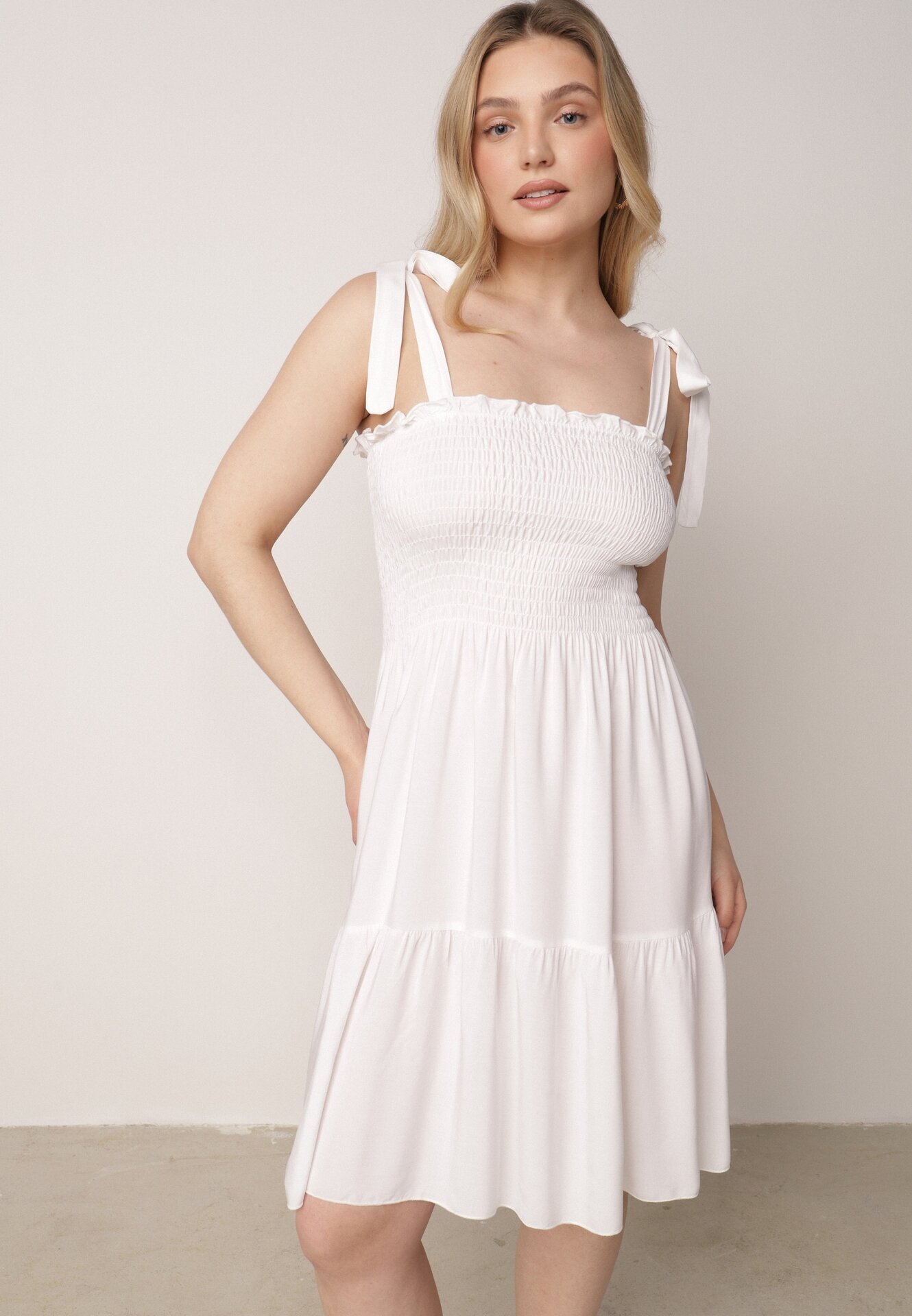 defox Rochie Albă din Bumbac cu Partea Superioară Elastică și Bretele Legate Tolimea