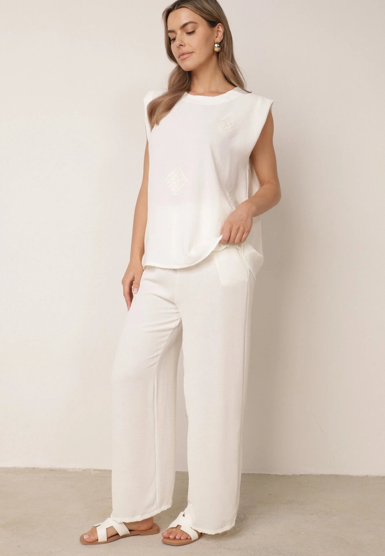defox Set de vară bogat în vâscoză bluză oversize cu broderie și pantaloni Abis Alb