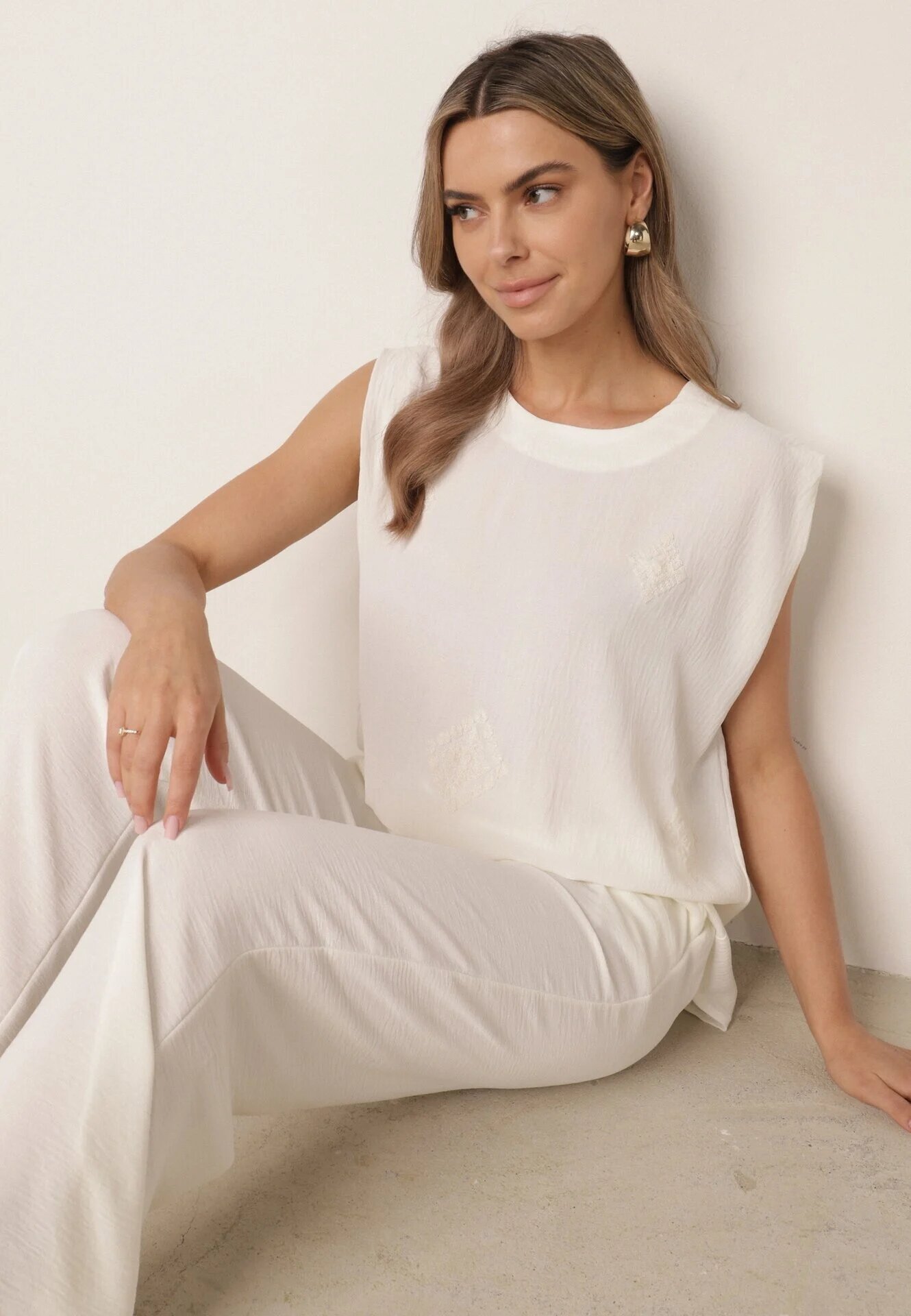 defox Set de vară bogat în vâscoză bluză oversize cu broderie și pantaloni Abis Alb