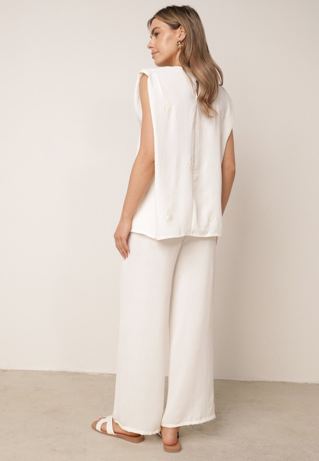 defox Set de vară bogat în vâscoză bluză oversize cu broderie și pantaloni Abis Alb