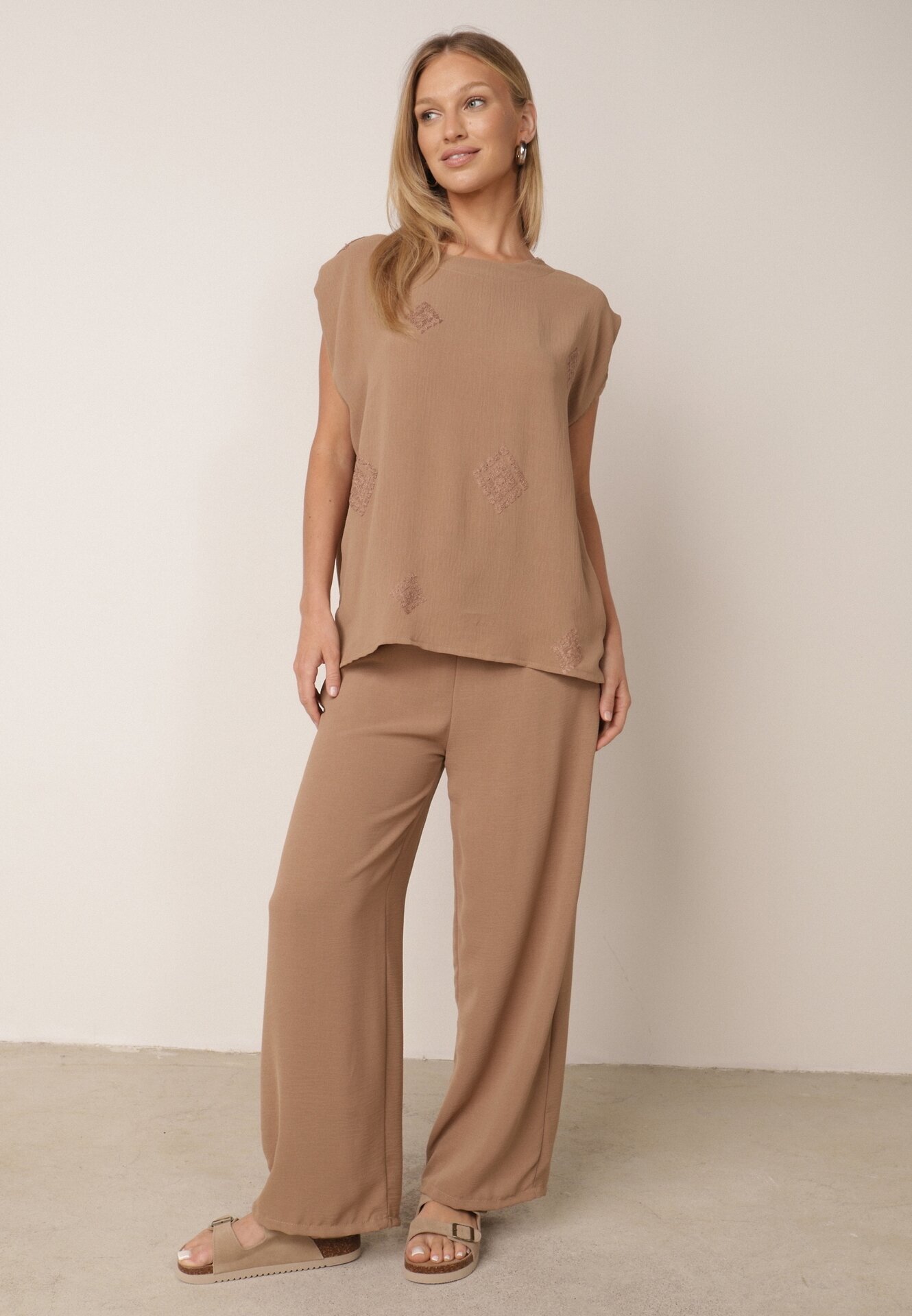 defox Set de vară bogat în vâscoză bluză oversize cu broderie și pantaloni Abis Bej