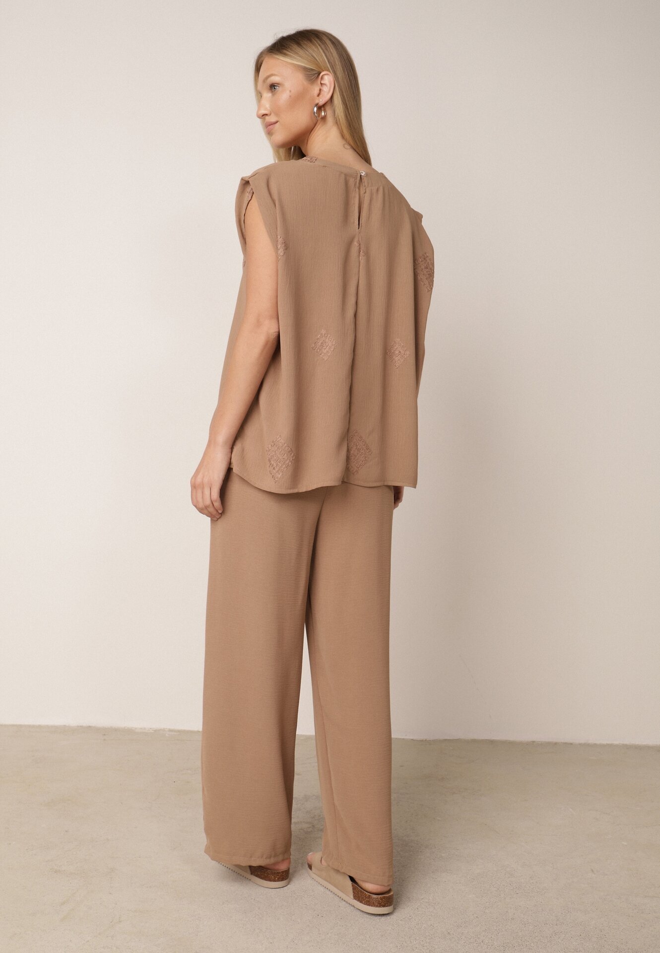 defox Set de vară bogat în vâscoză bluză oversize cu broderie și pantaloni Abis Bej