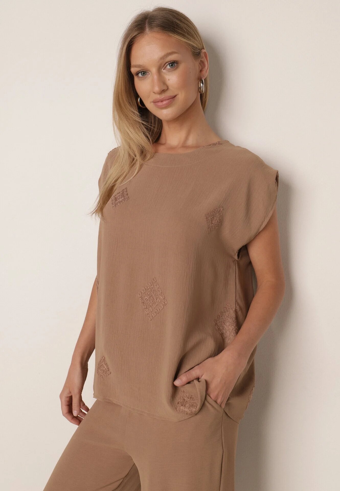 defox Set de vară bogat în vâscoză bluză oversize cu broderie și pantaloni Abis Bej