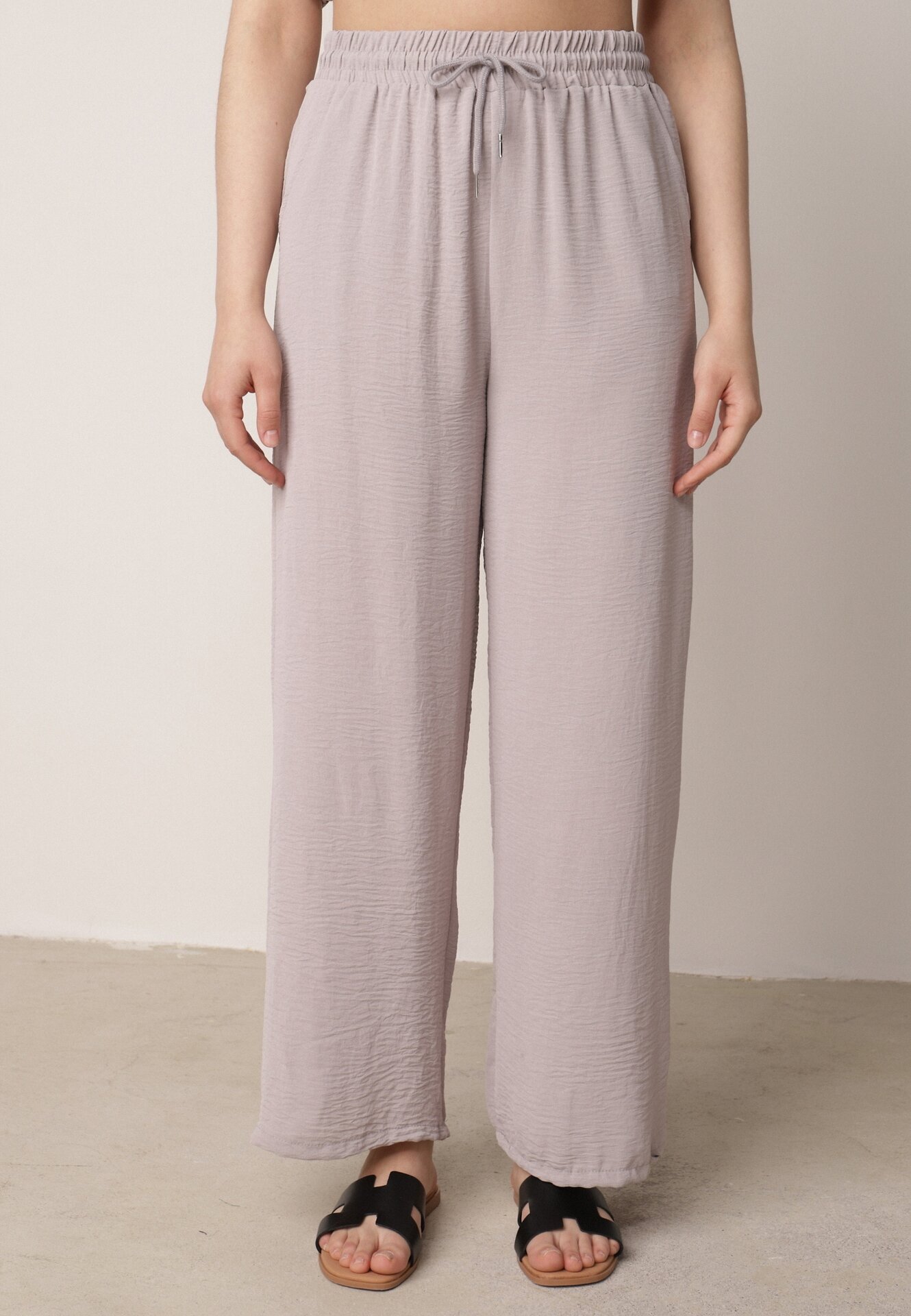 defox Set Gri deschis din Viscoză Tricou cu Mânecă Scurtă și Pantaloni Largi cu Elastic cu Buzunare Efraline