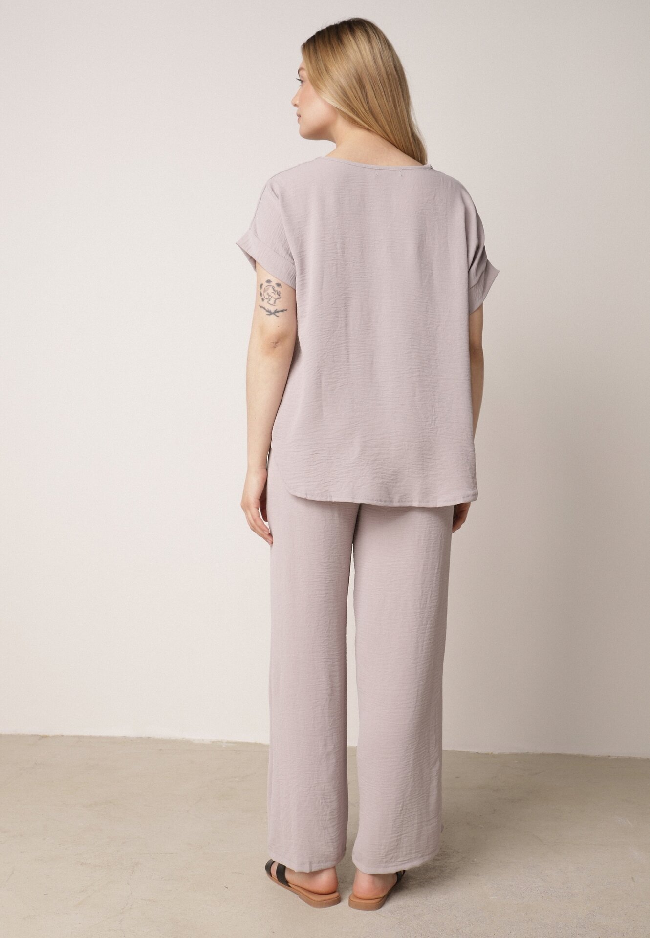 defox Set Gri deschis din Viscoză Tricou cu Mânecă Scurtă și Pantaloni Largi cu Elastic cu Buzunare Efraline