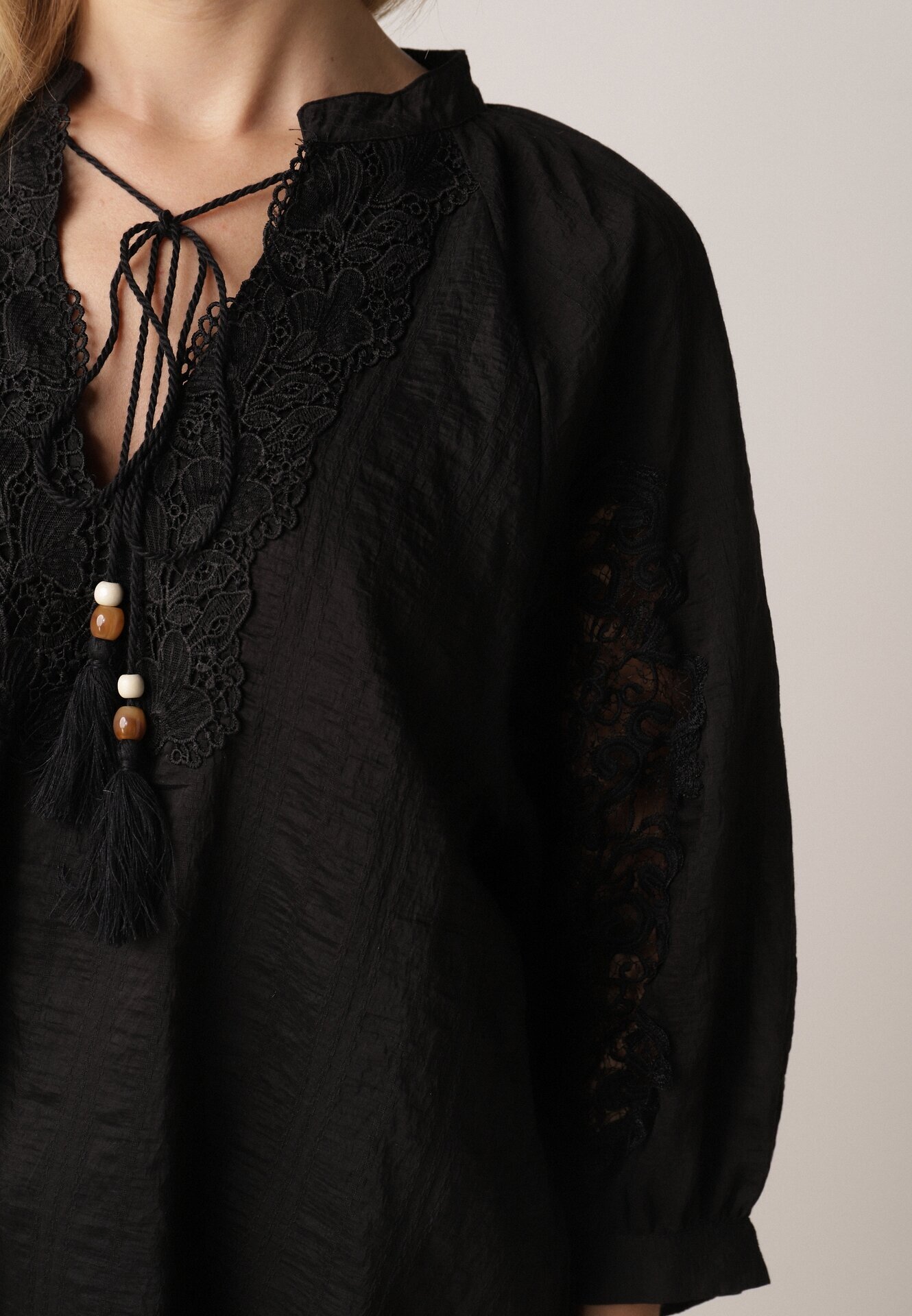 elsa.m by may Bluză Neagră Rustică din Tencel Decorată cu Șiret Dantelă și Mărgele Sachi