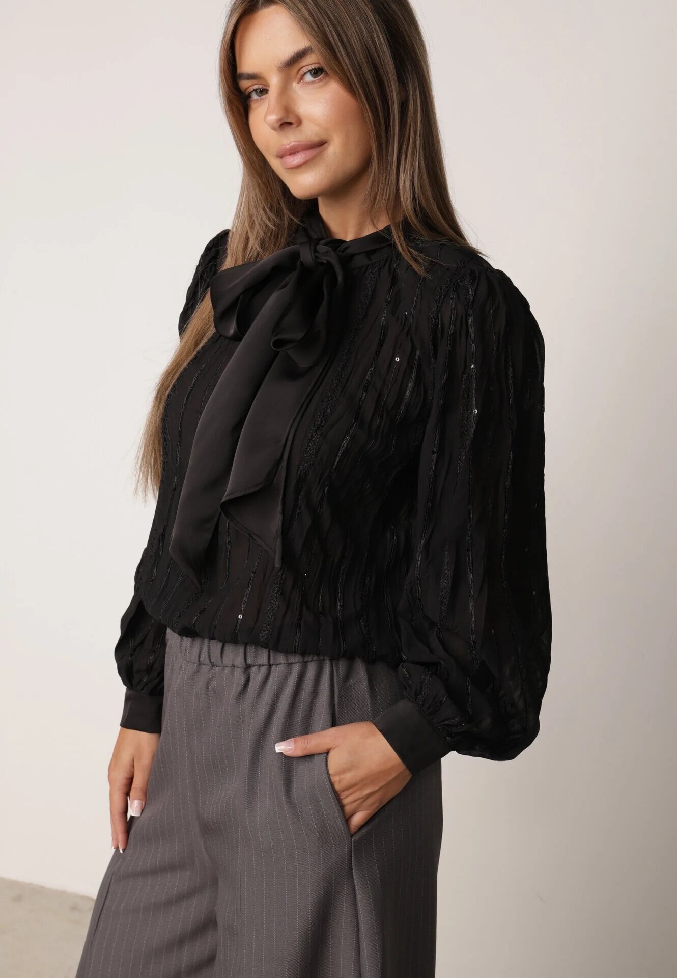 elsa.m by may Bluză Tip Cămașă Neagră cu Țesătură Embosată cu Legătură la Decolteu Sepiane