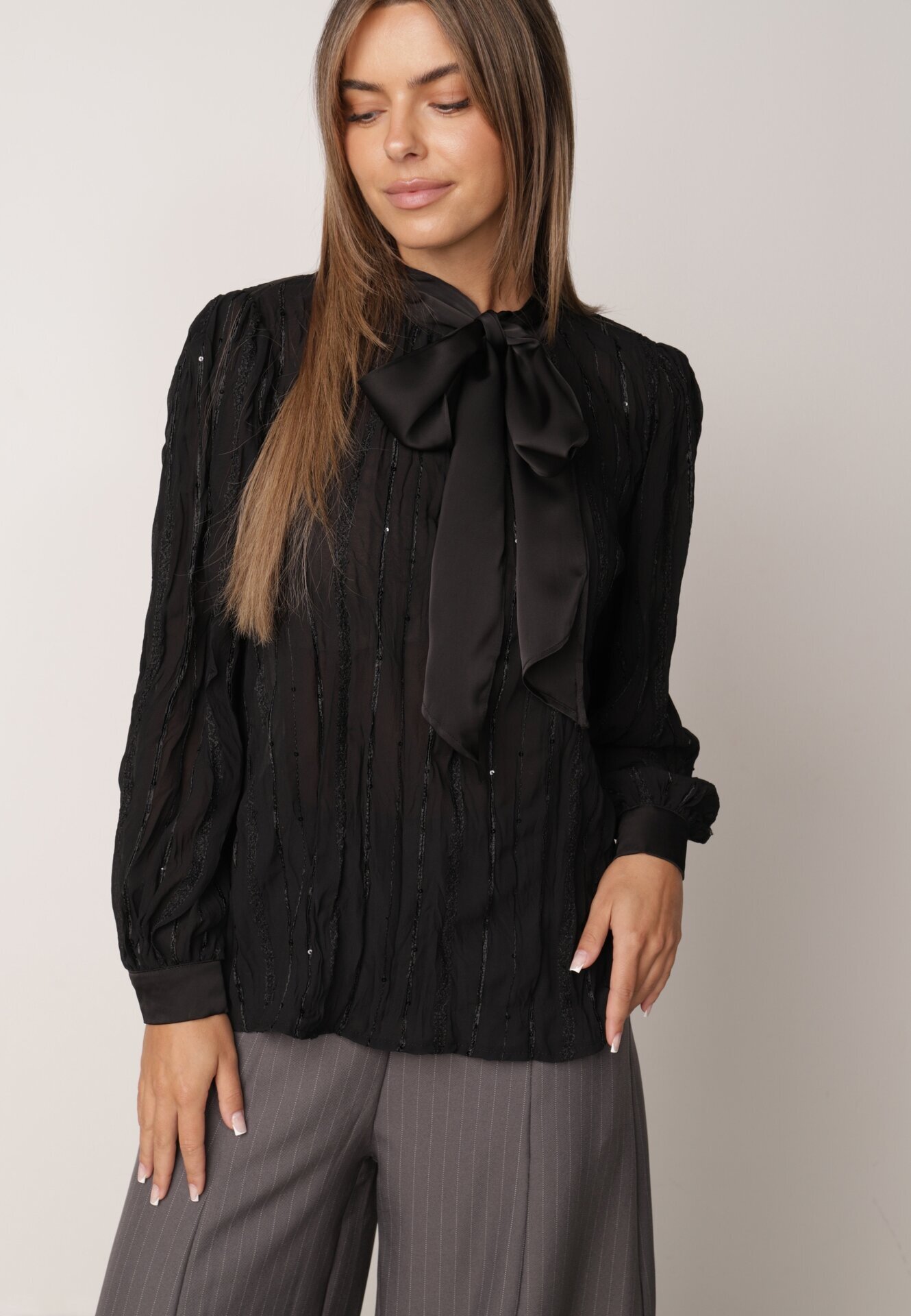 elsa.m by may Bluză Tip Cămașă Neagră cu Țesătură Embosată cu Legătură la Decolteu Sepiane