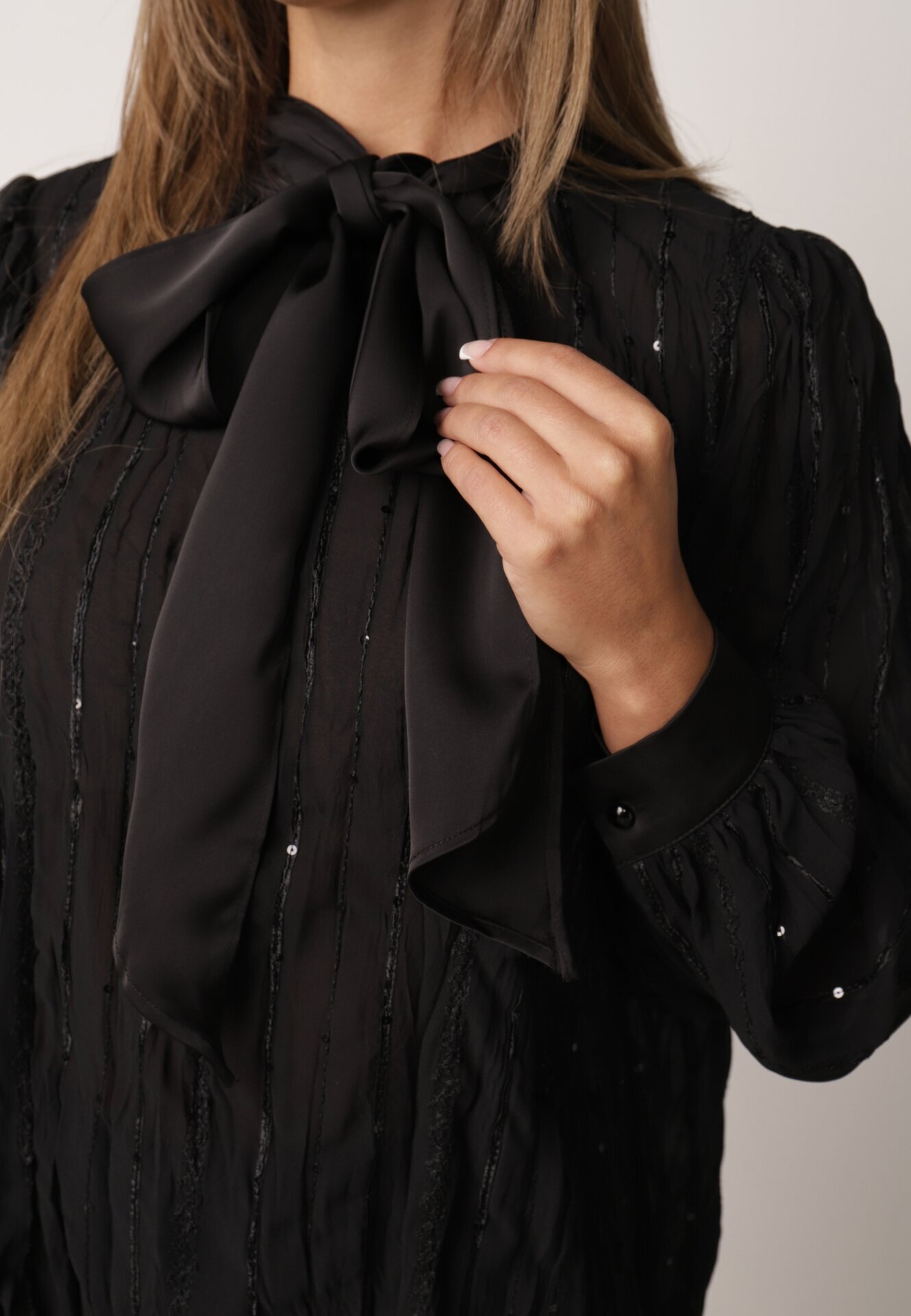 elsa.m by may Bluză Tip Cămașă Neagră cu Țesătură Embosată cu Legătură la Decolteu Sepiane