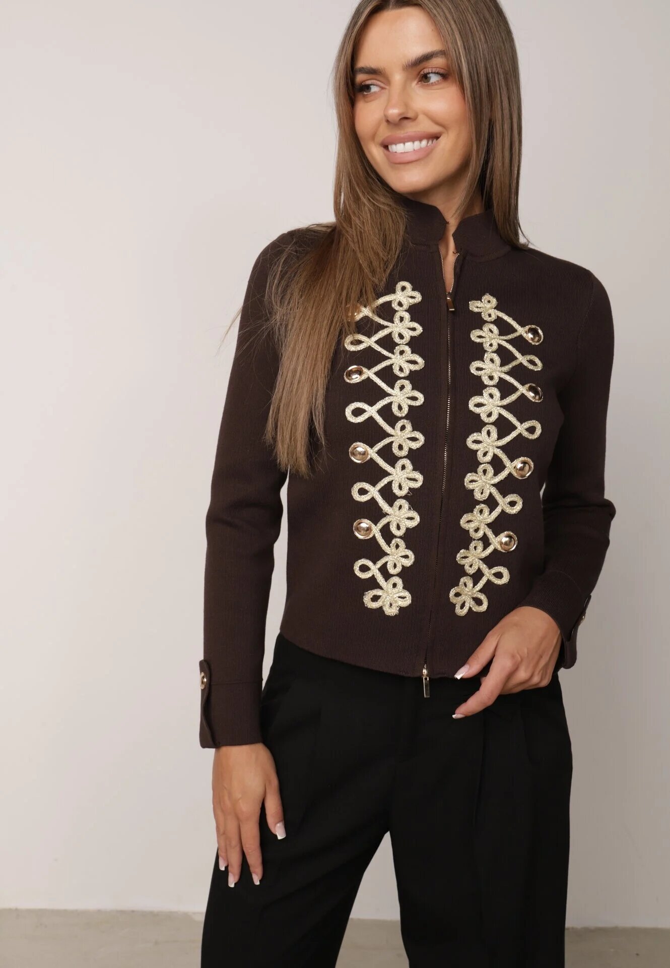 elsa.m by may Cardigan din vâscoză cu fermoar cu guler tip tunică și aplicație în stil napoleonic Elegancia Maro