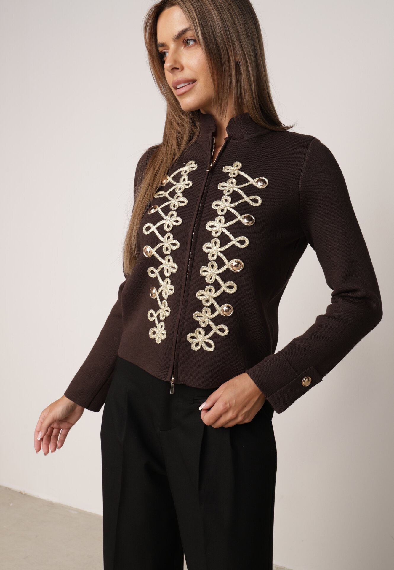 elsa.m by may Cardigan din vâscoză cu fermoar cu guler tip tunică și aplicație în stil napoleonic Elegancia Maro