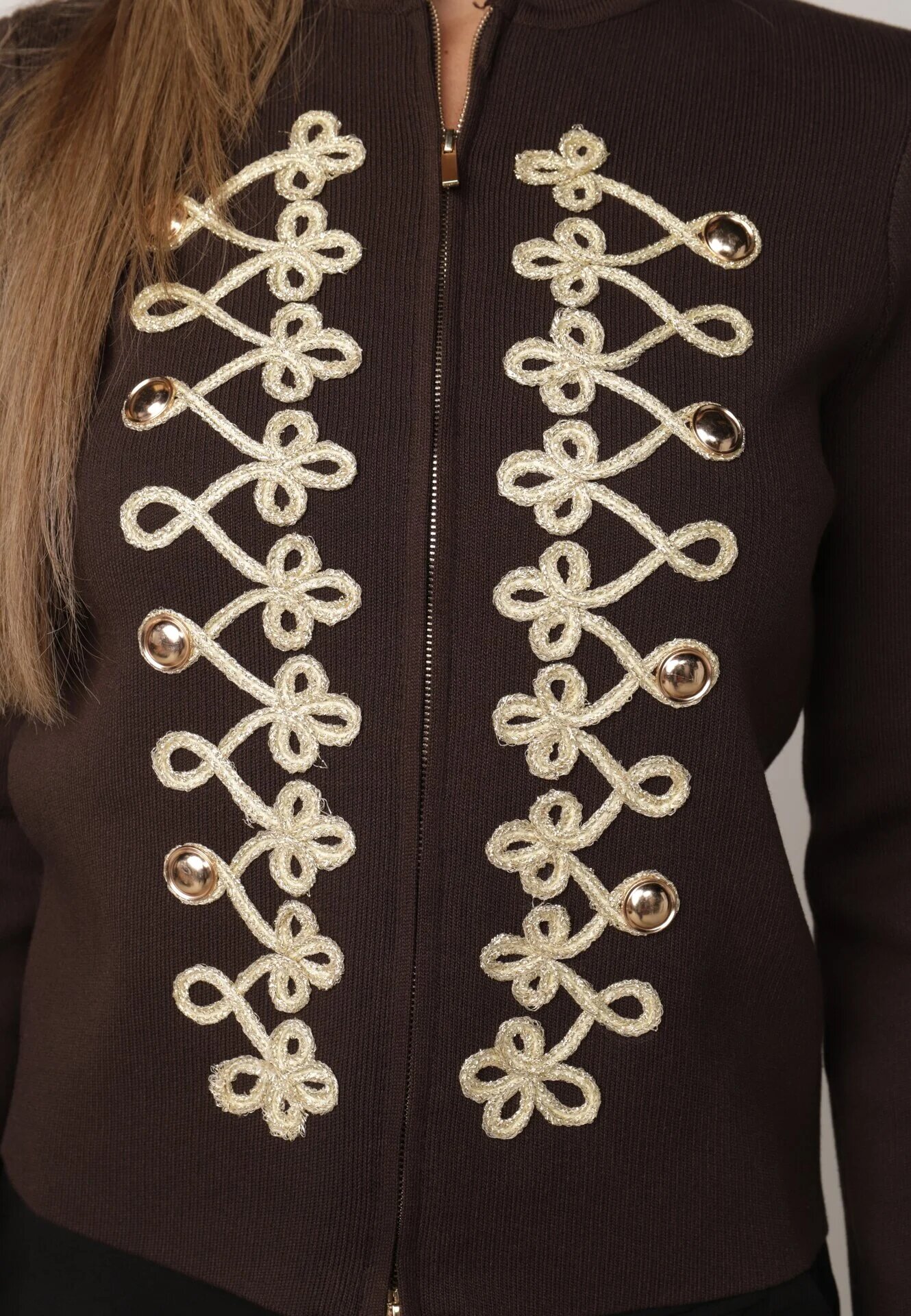elsa.m by may Cardigan din vâscoză cu fermoar cu guler tip tunică și aplicație în stil napoleonic Elegancia Maro