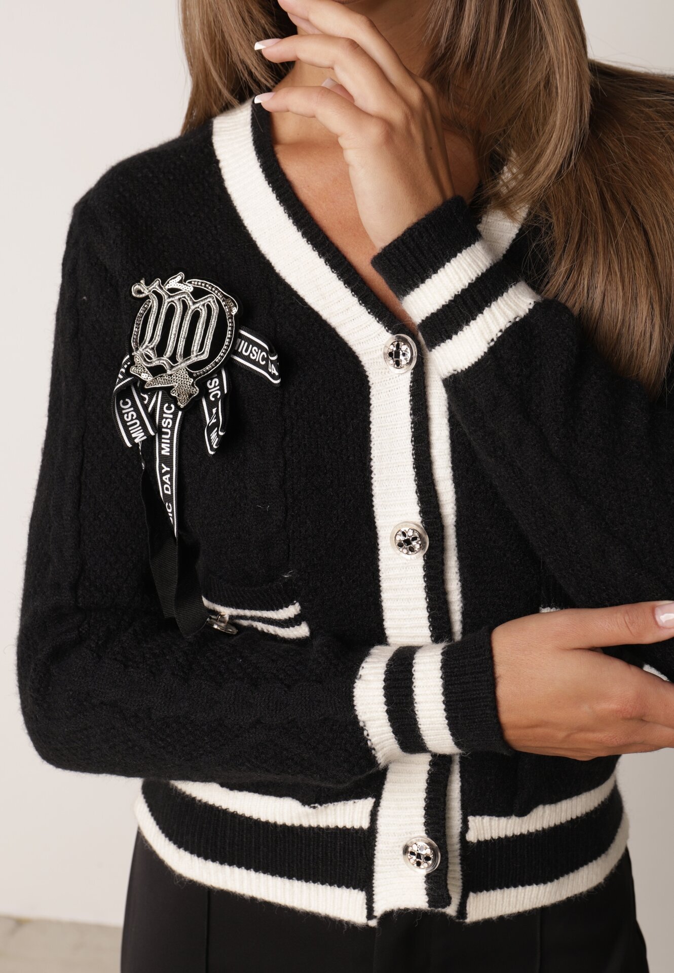 elsa.m by may Cardigan Negru din Viscoză Decorat cu Broșă Fundiță și Textură Flasia