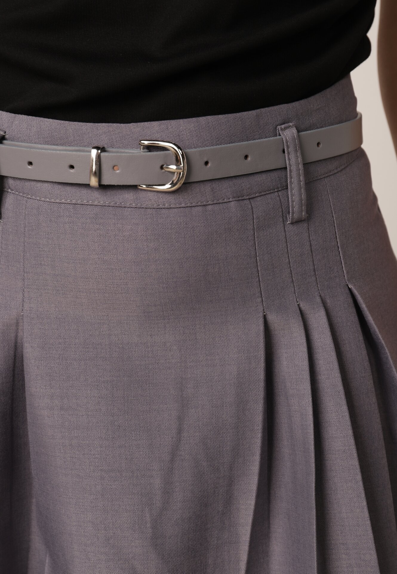 elsa.m by may Fustă-pantalon Gri Plisată cu Talie Înaltă și Curea Jezorea