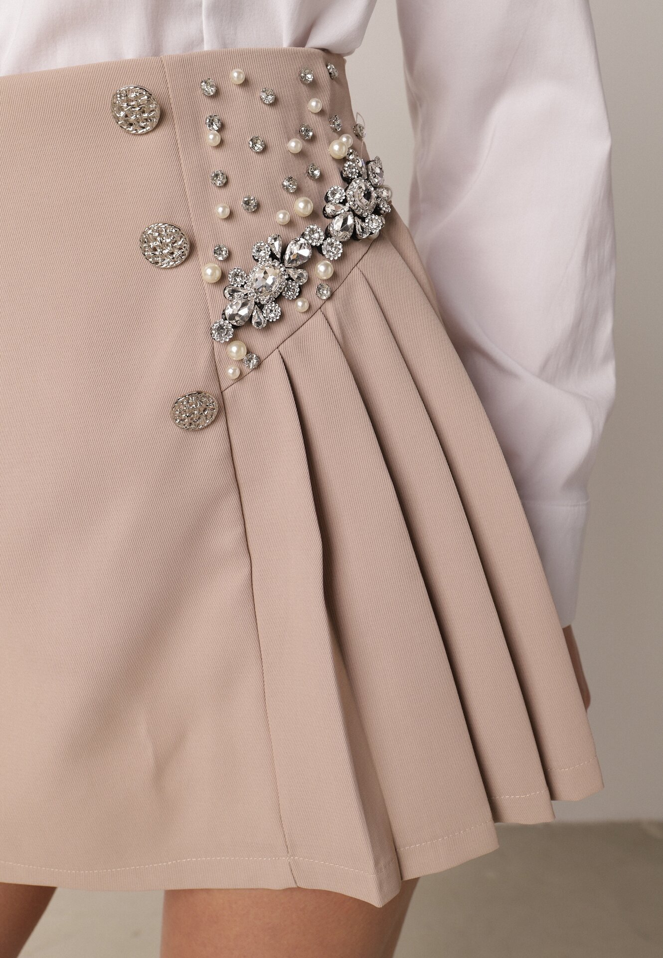 elsa.m by may Fustă-Pantaloni scurți Bej cu Fermoar Ascuns Decorată cu Circonii Perle și Nasturi Nelile
