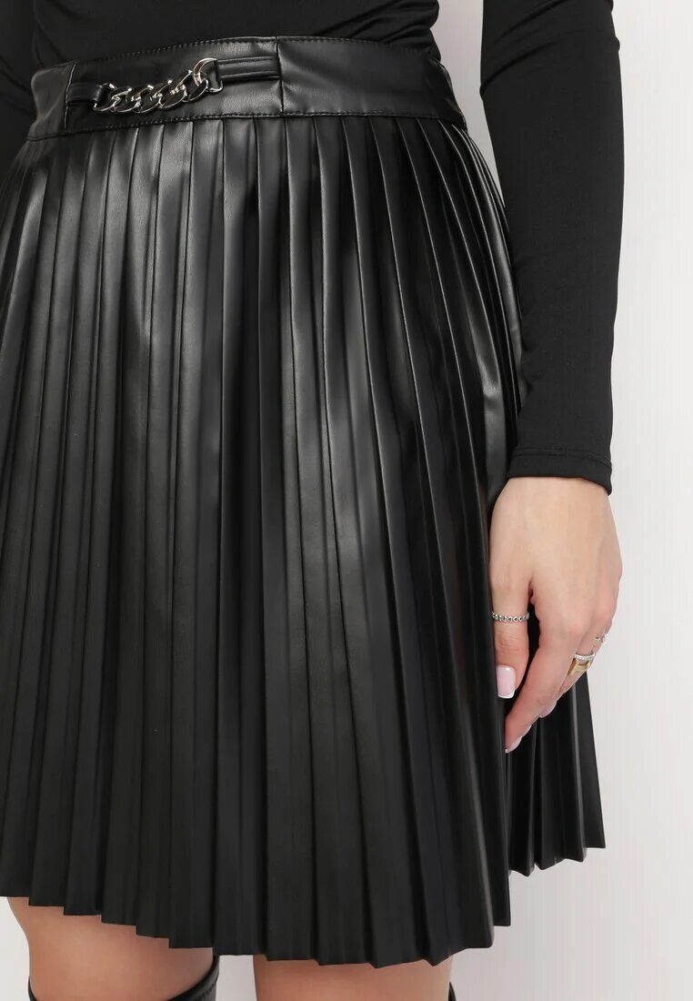 elsa.m by may Fustă Plisată Neagră din Imitație de Piele cu Lanț Hoshe