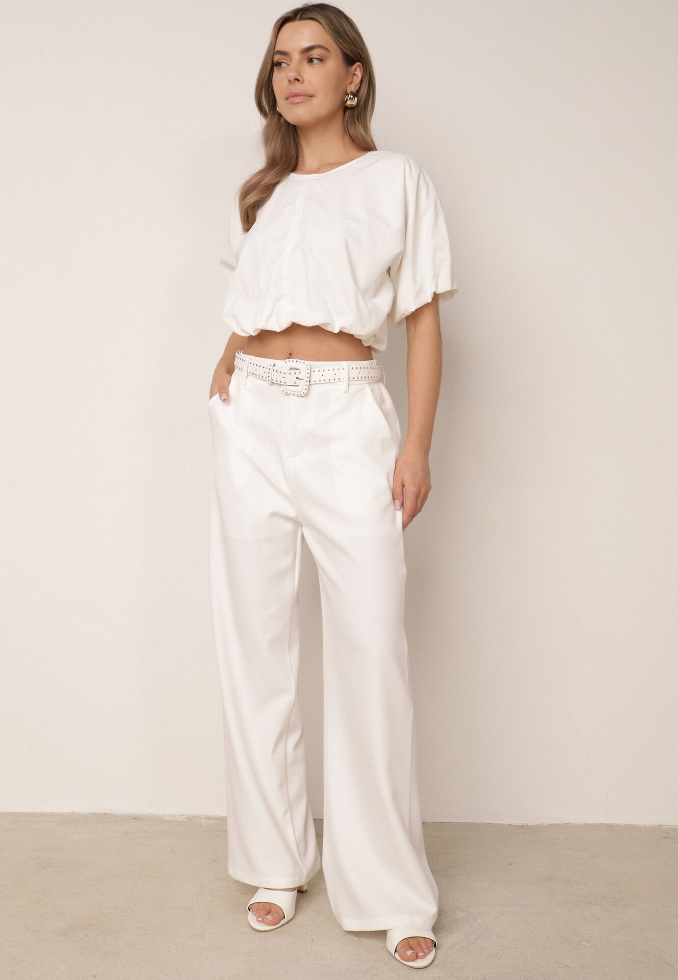 elsa.m by may Pantaloni de costum largi cu curea și cataramă pătrată Khlorile Albi