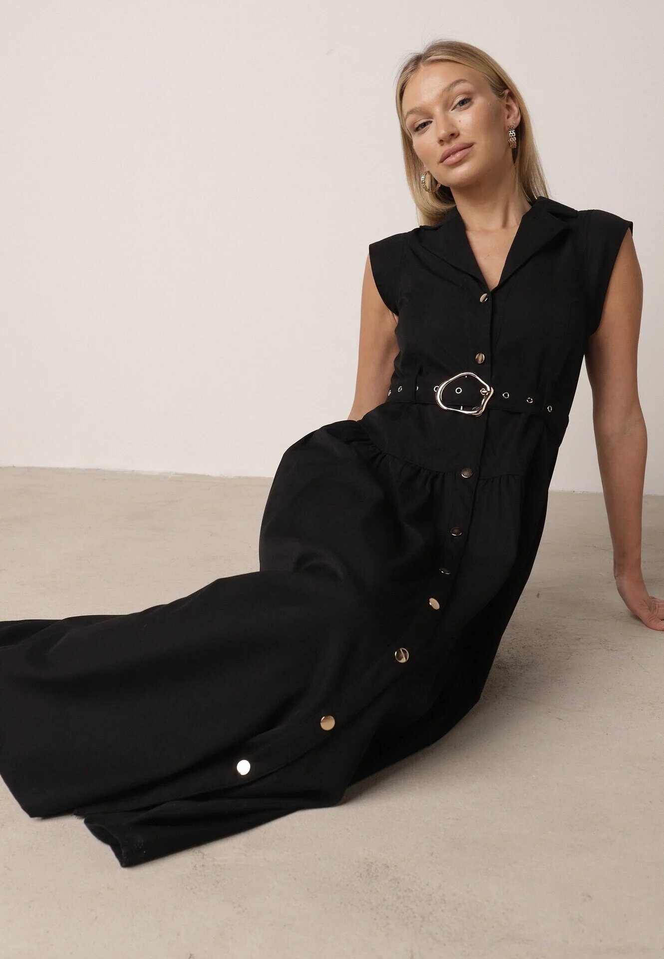 elsa.m by may Rochie neagră tip cămașă fără mâneci decorată cu curea cu cataramă Phalixia